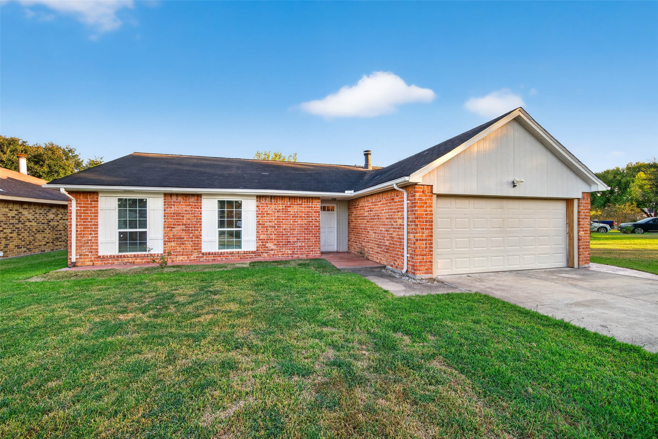 Beautiful home with a big front yard and long driveway with ample space.