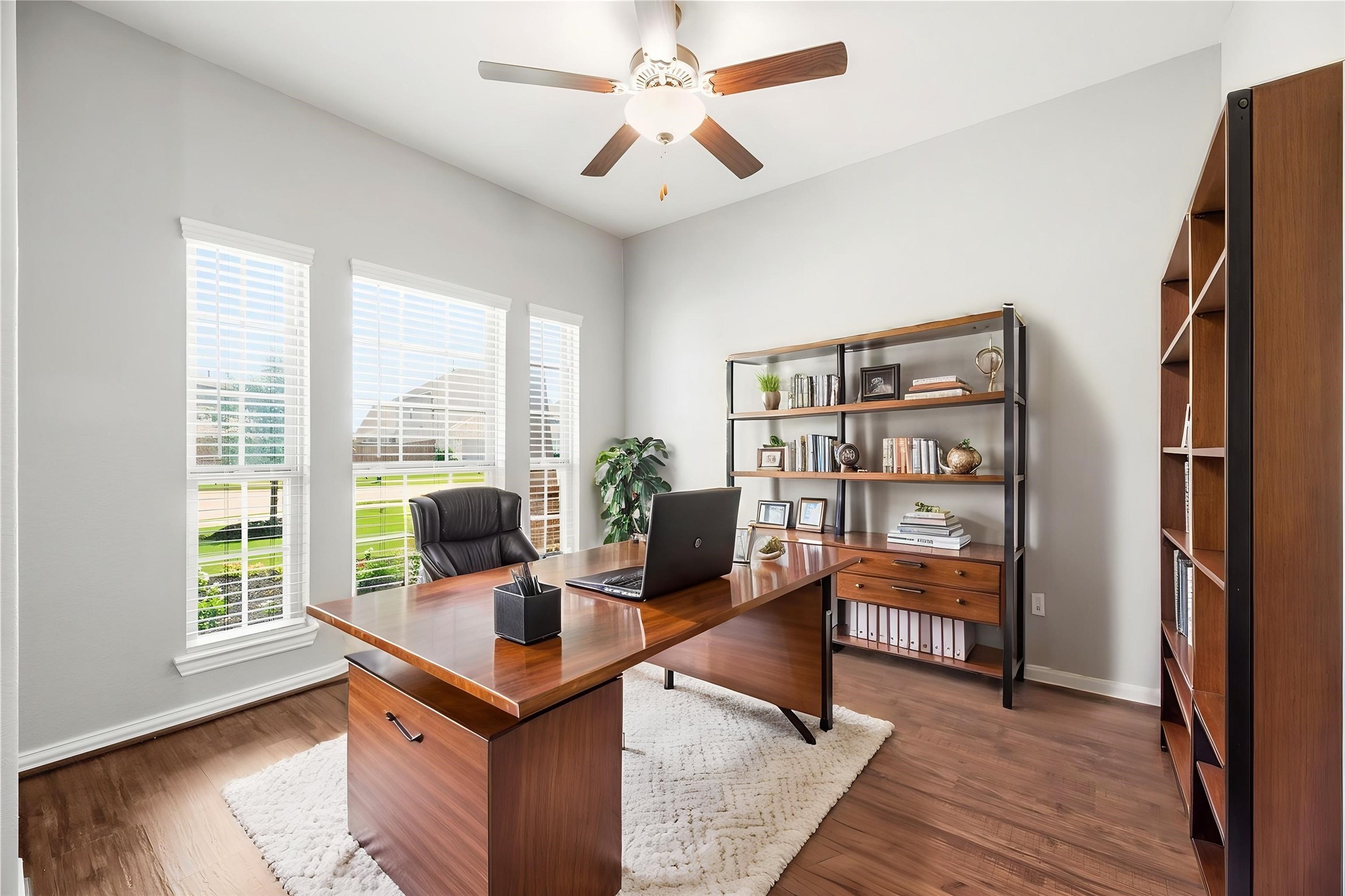 Positioned at the front of the home, this versatile area features an independent ceiling fan that overlooks the cul-de-sac, making it an ideal formal dining area or a sunlit home office/study. Virtually staged.