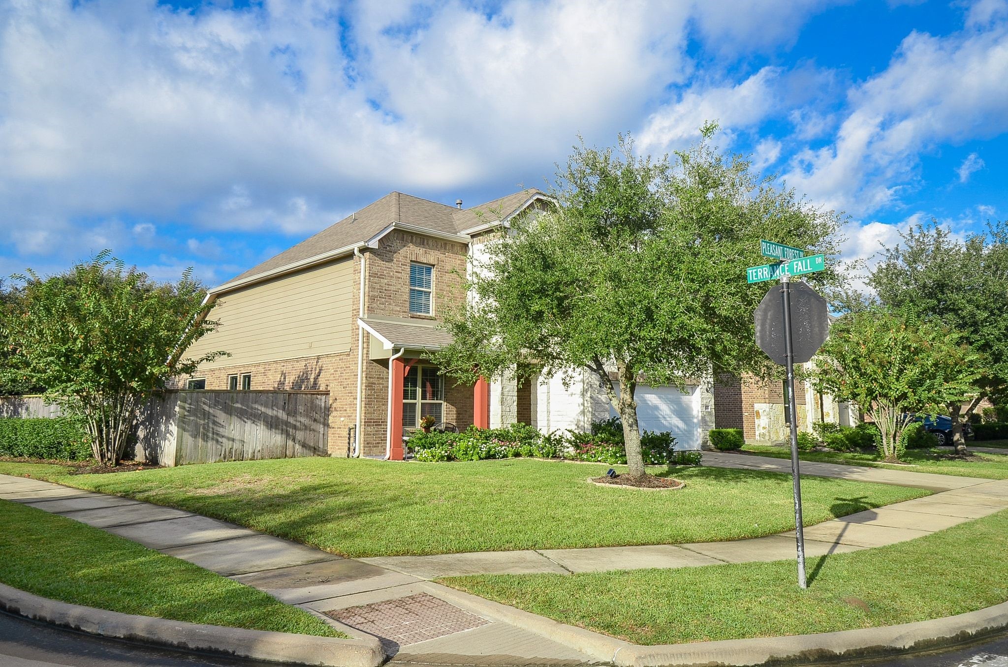 Desirable corner lot offering extra yard space and attractive curb appeal. Desirable corner lot offering extra yard space and attractive curb appeal.