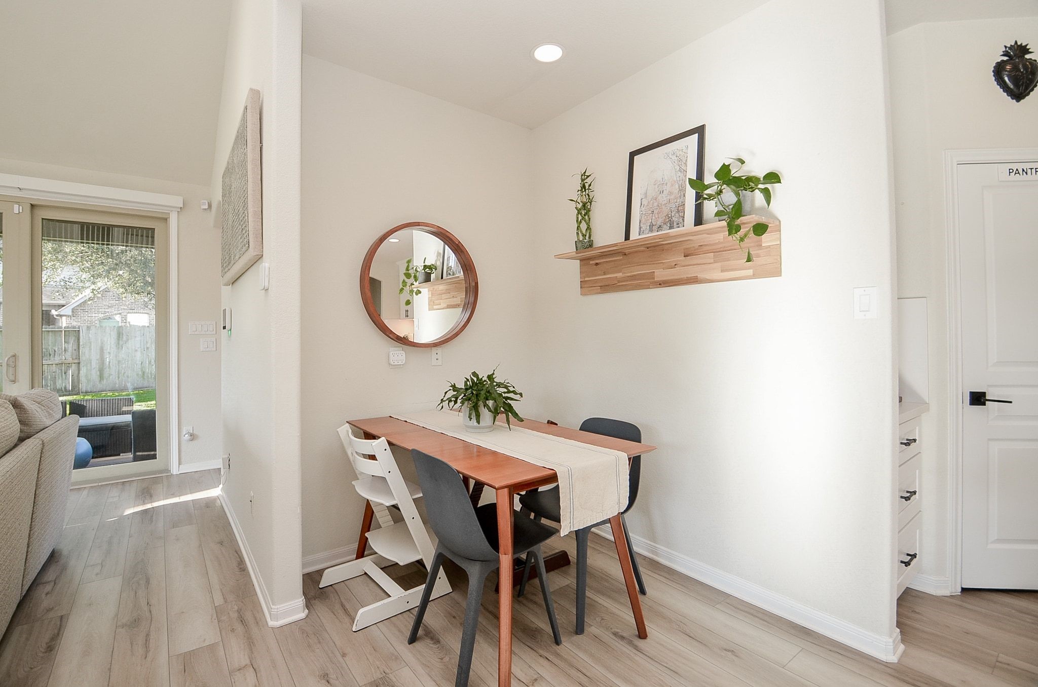 Open nook ideal for breakfast area or home office!