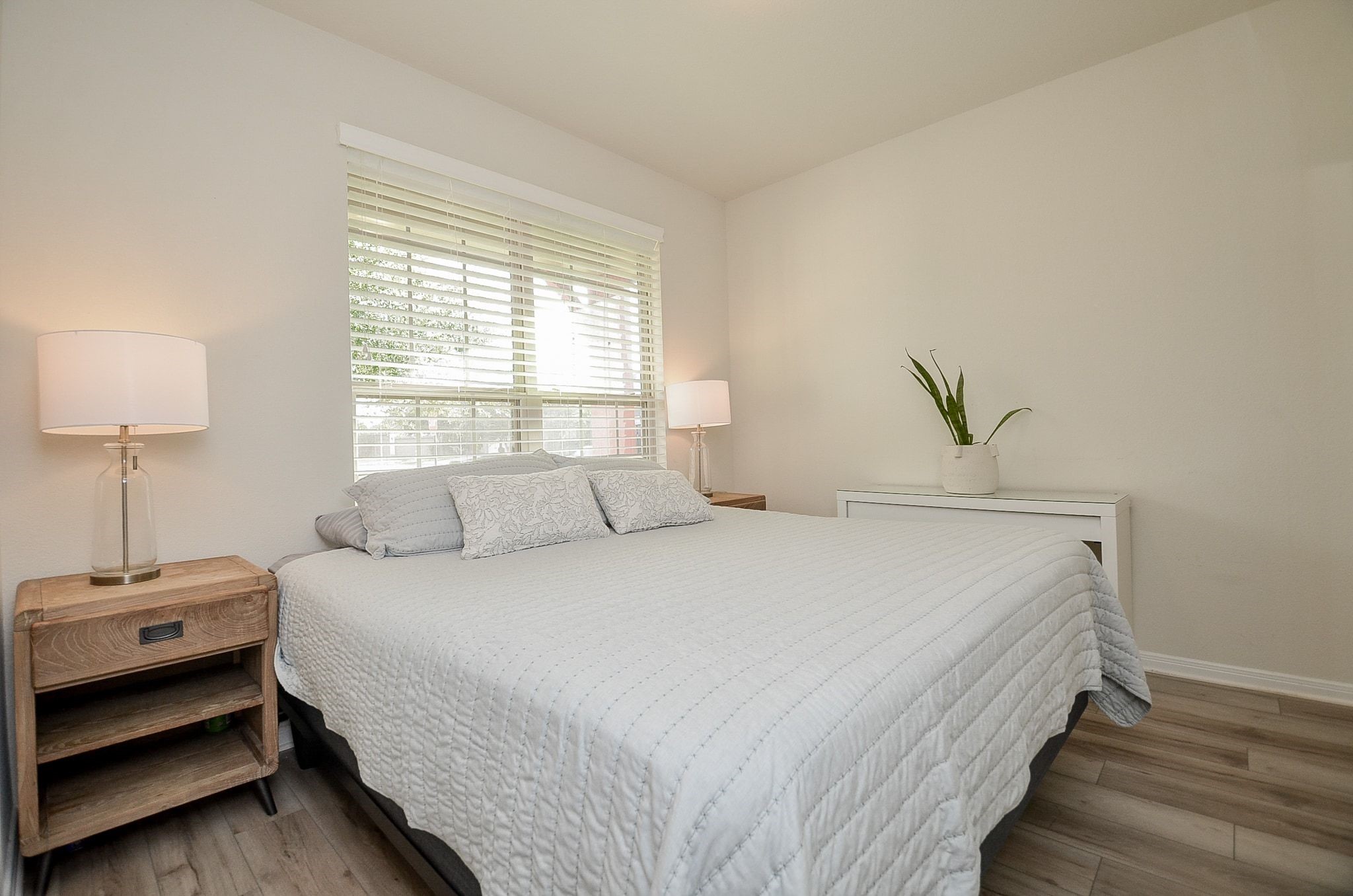 Bright and comfortable secondary bedroom conveniently located downstairs. Bright and comfortable secondary bedroom conveniently located downstairs.