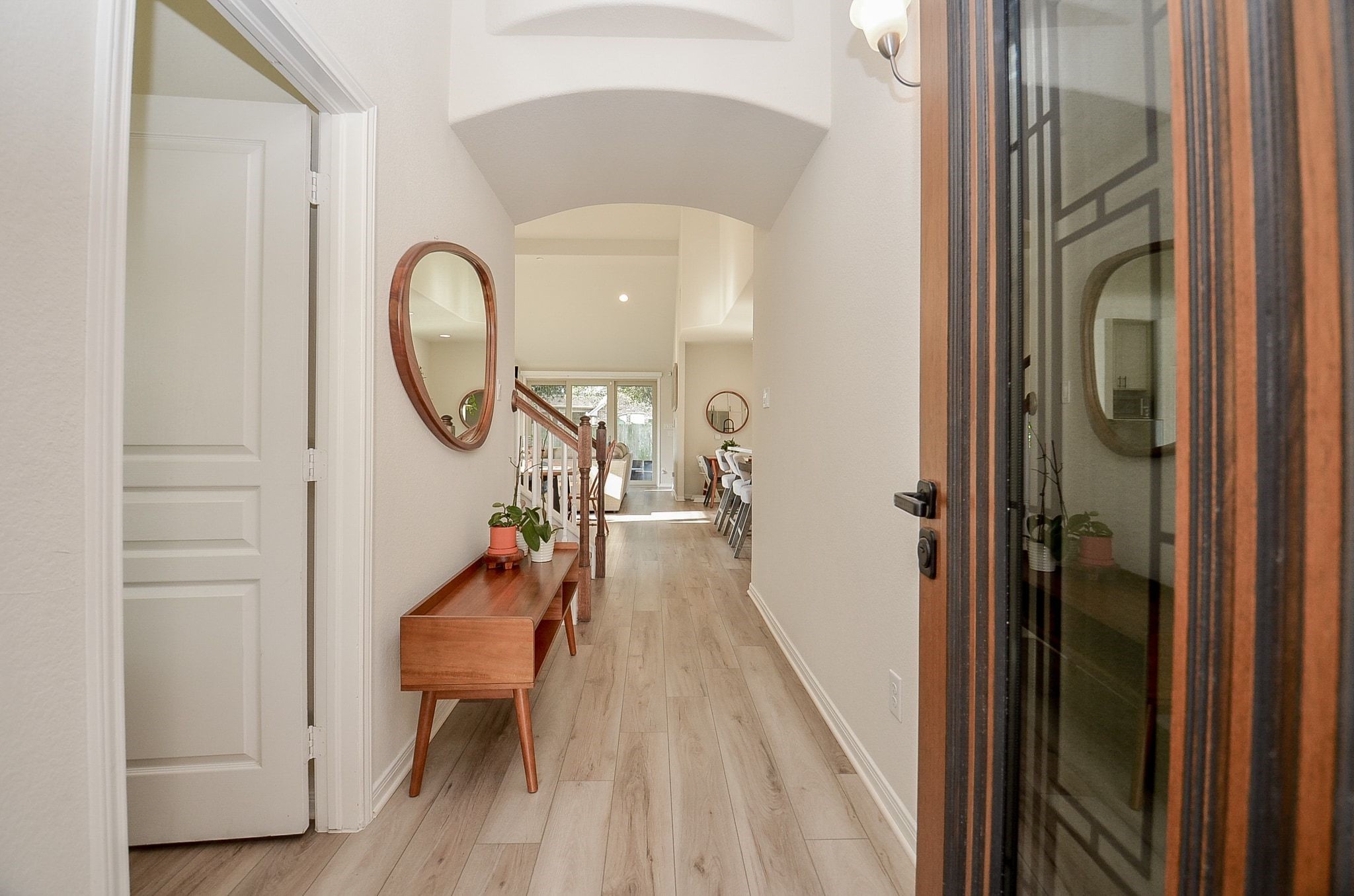Welcoming foyer with recently updated flooring. Welcoming foyer with recently updated flooring.