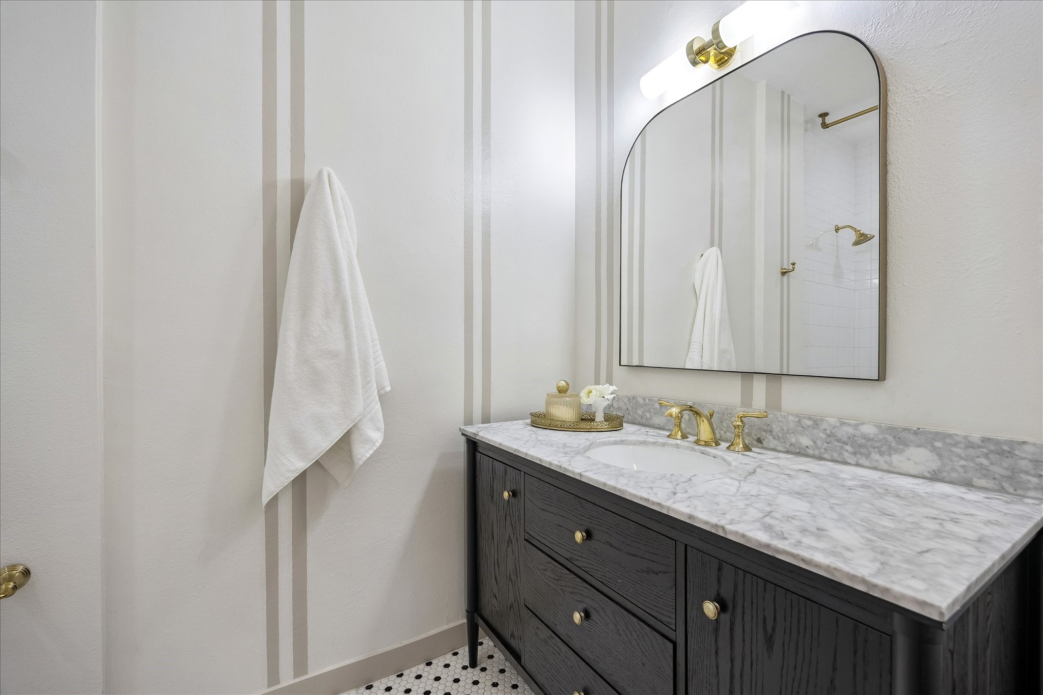The en suite bathroom for the secondary bedroom.