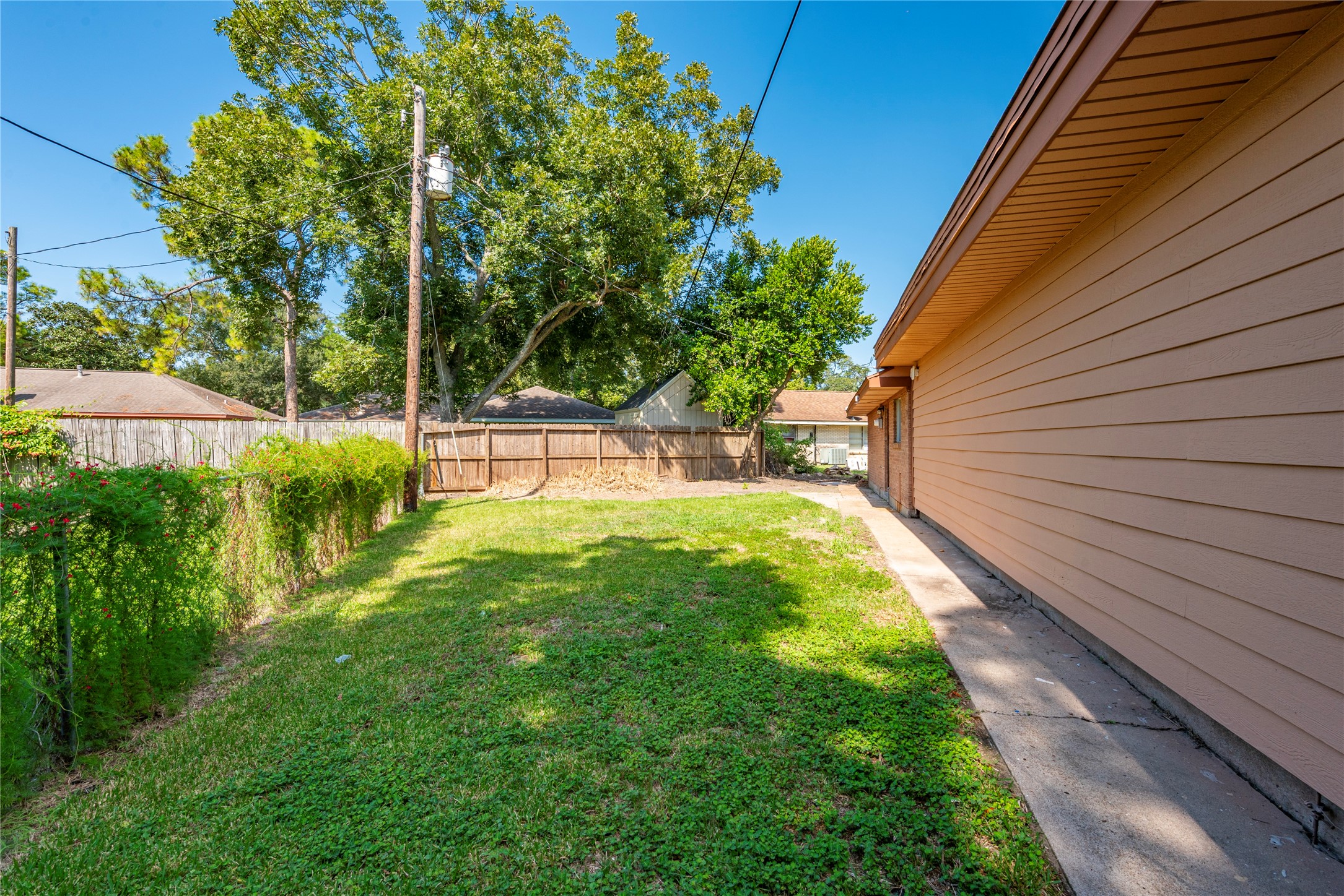 Large side yard