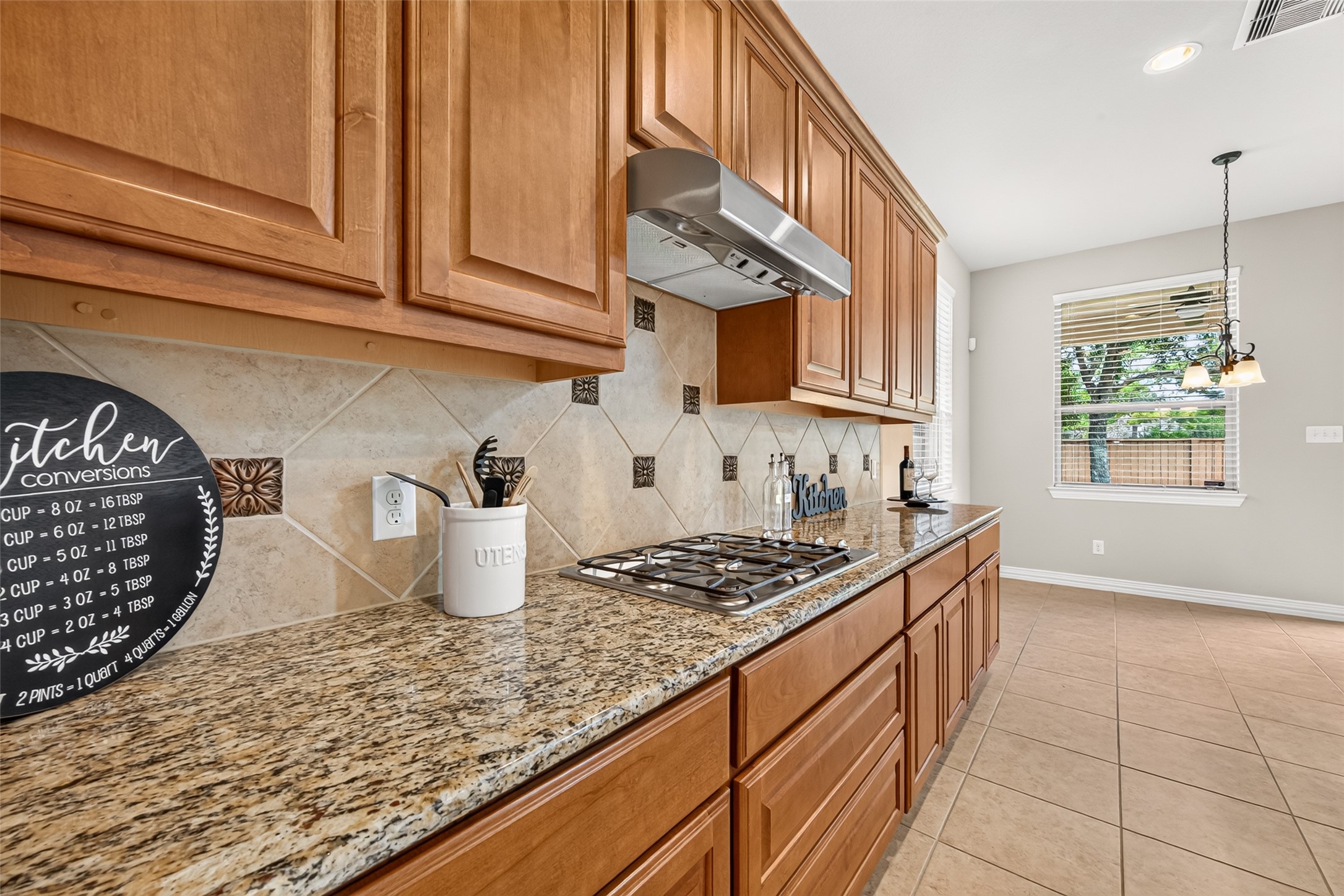 Gas cooktop and backsplash in the granite kitchen
