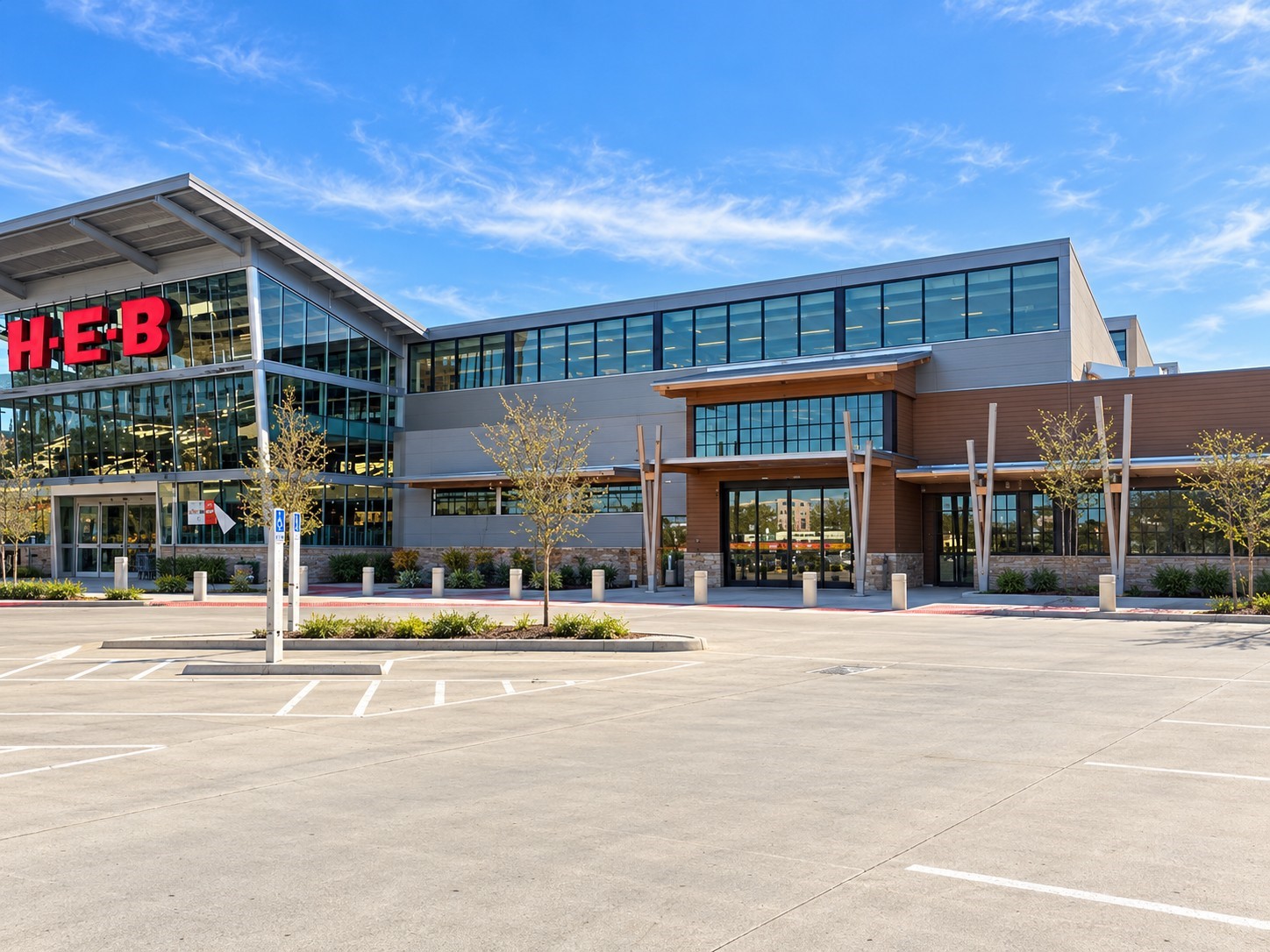 Enjoy the convenience of H-E-B within walking distance for groceries and everyday essentials. Area amenity.