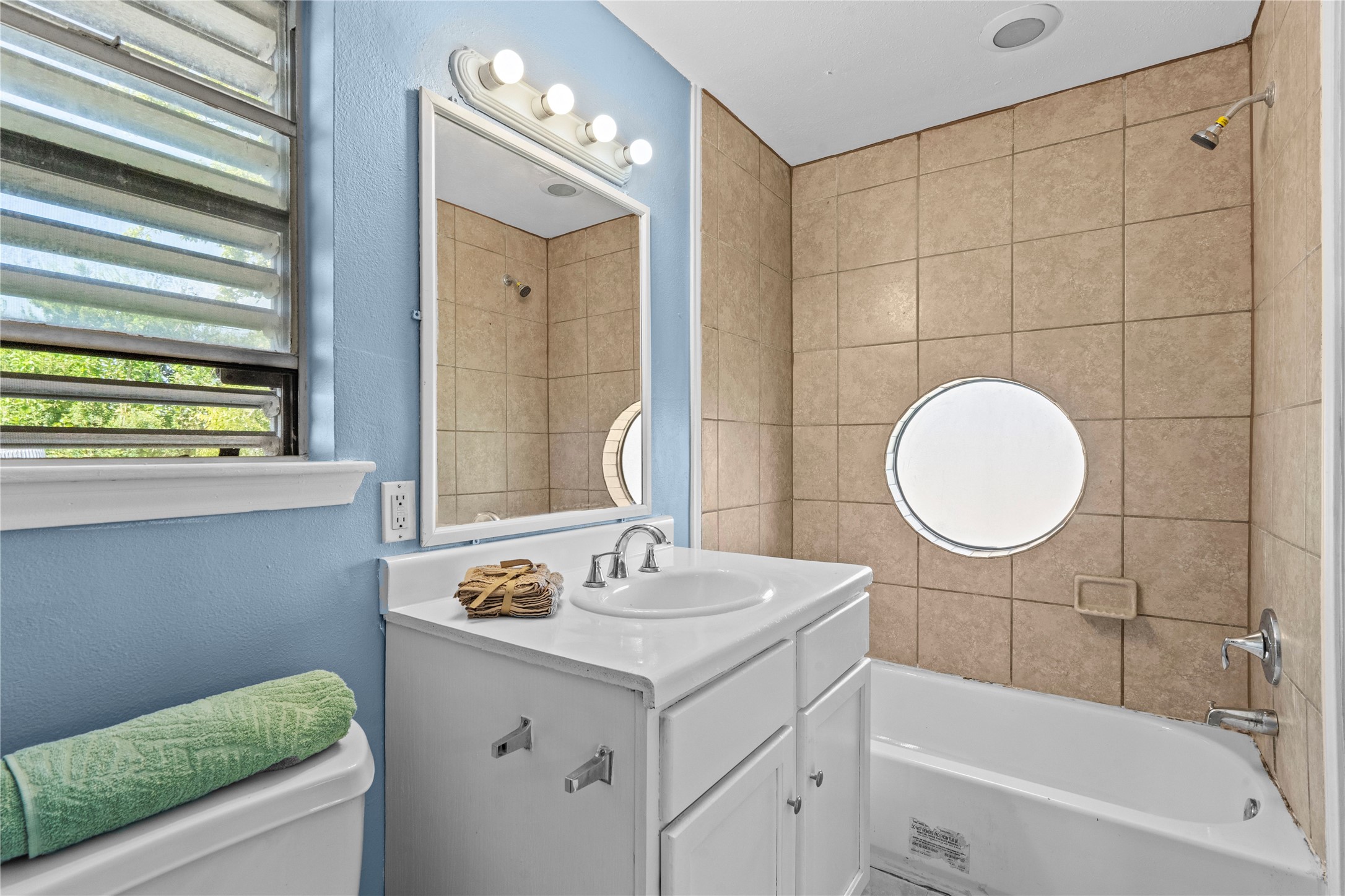 7316 Overton Street, Hitchcock, TX 77563