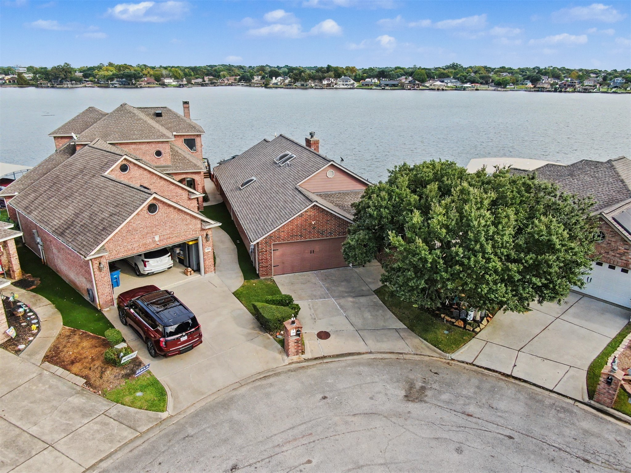 The Home sits on a cul-de-sac allowing ample room on the lakeside.