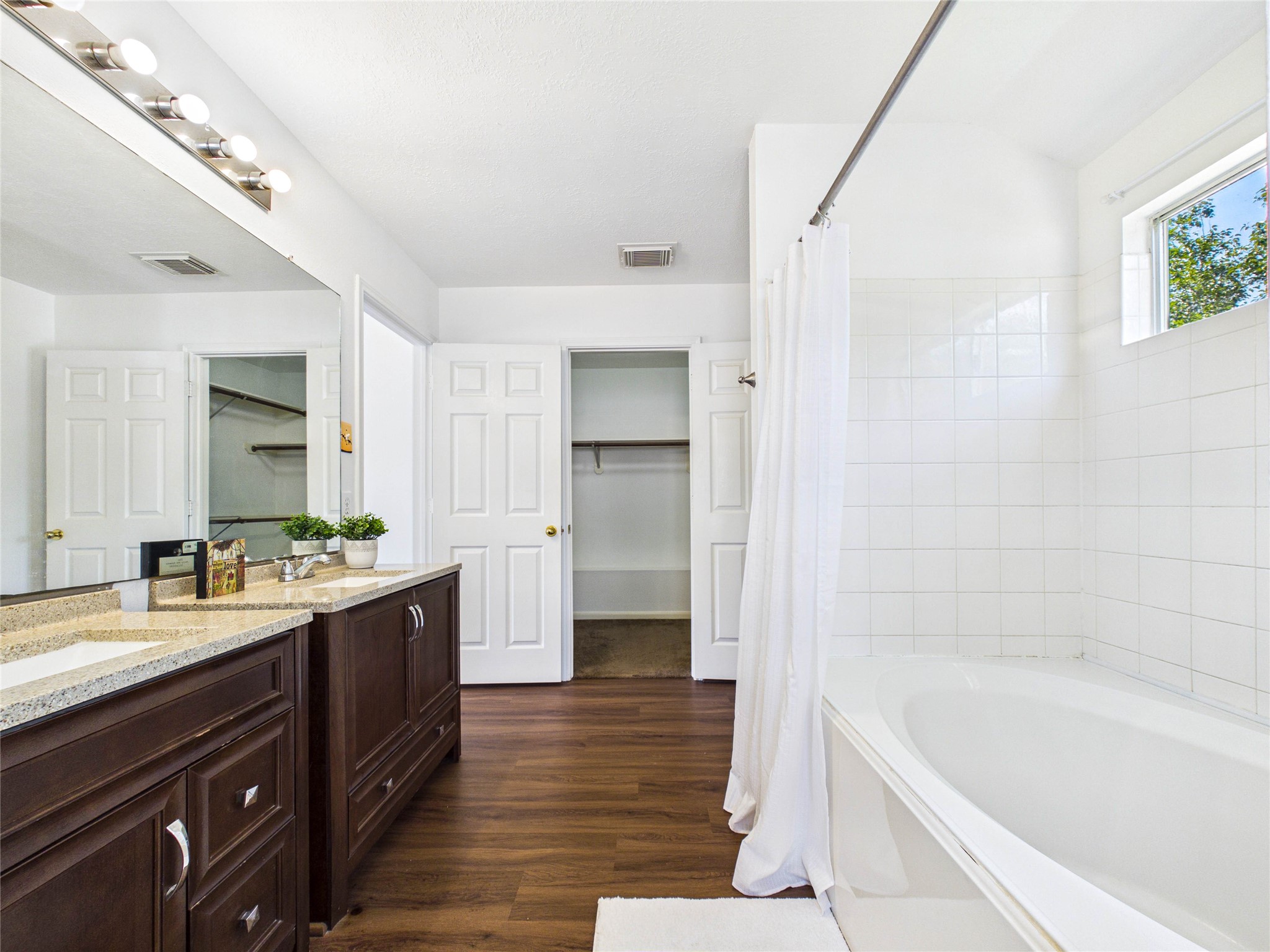 Whirlpool Bath/Shower