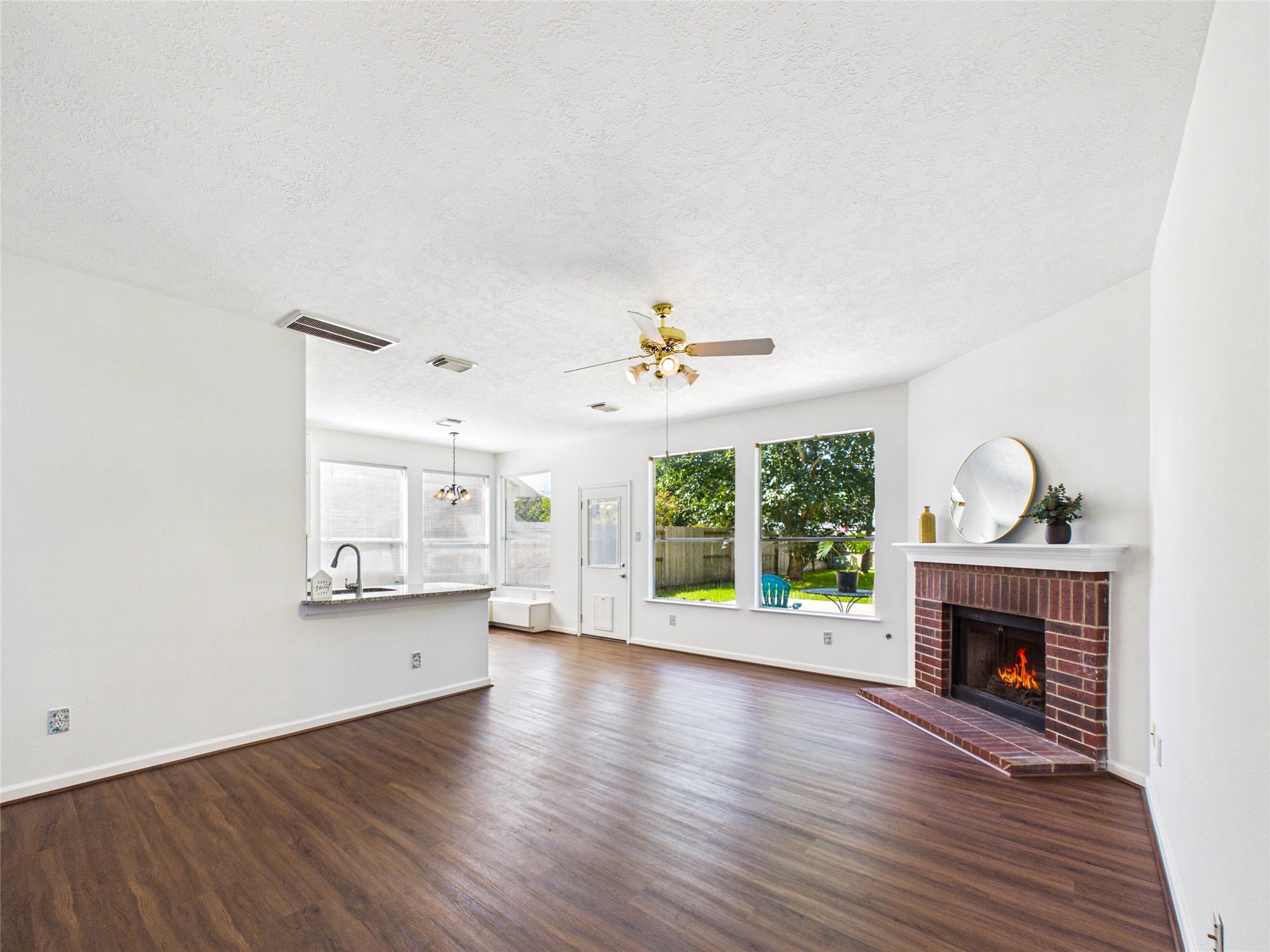 Open to Breakfast Room Open to Breakfast Room