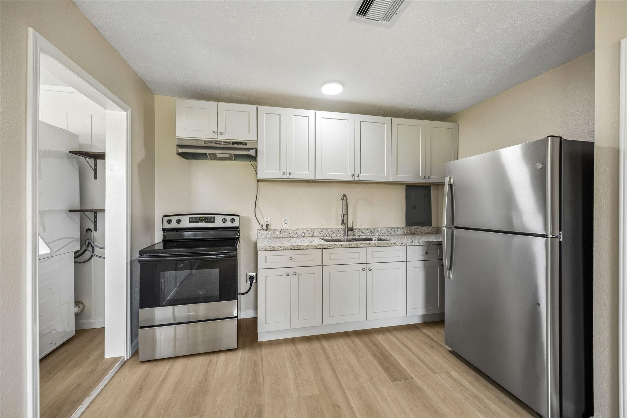 5806-A S Highway 35, Alvin, TX 77511