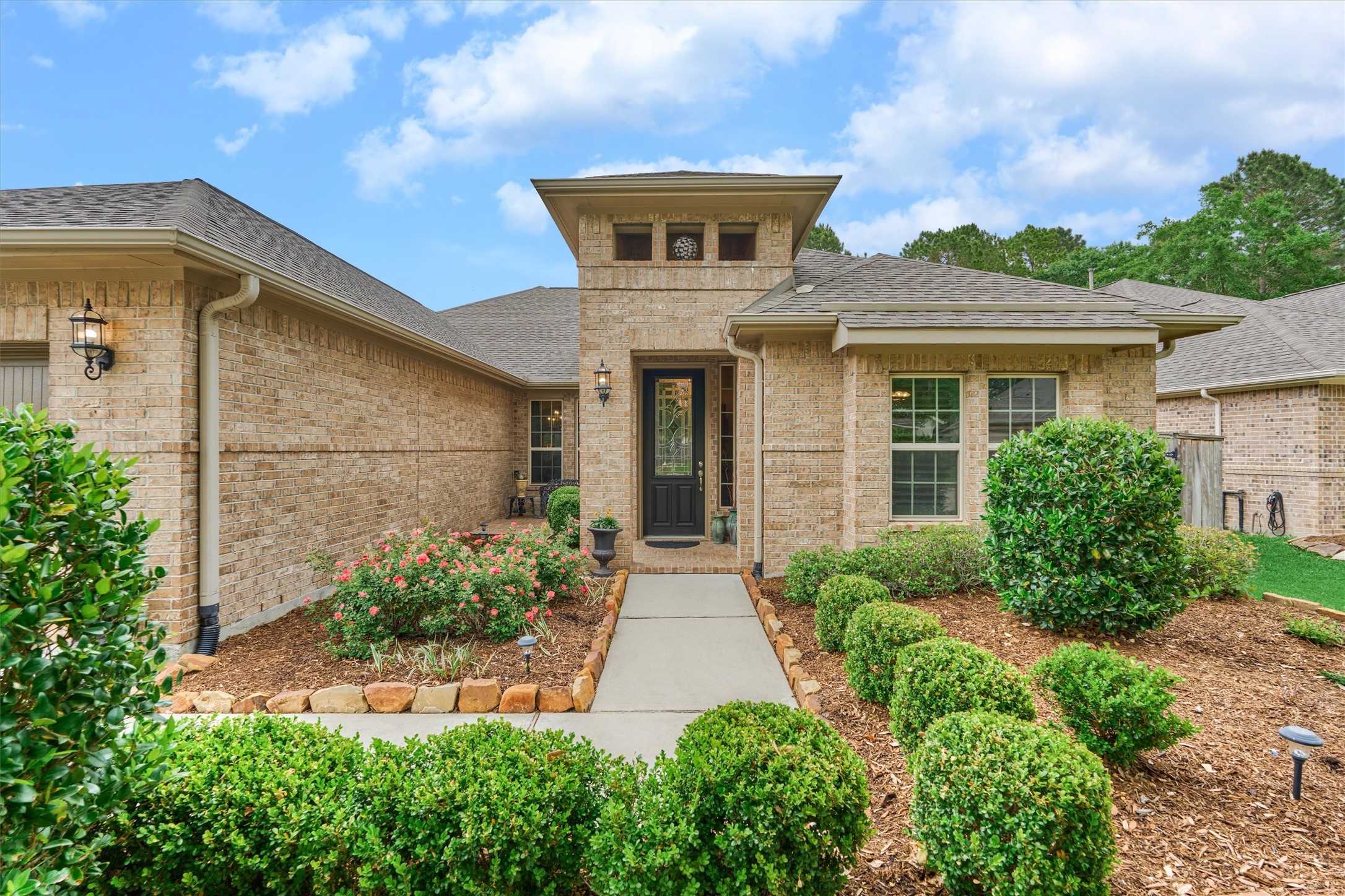 Well-manicured landscaping throughout the front and back yard! Well-manicured landscaping throughout the front and back yard!
