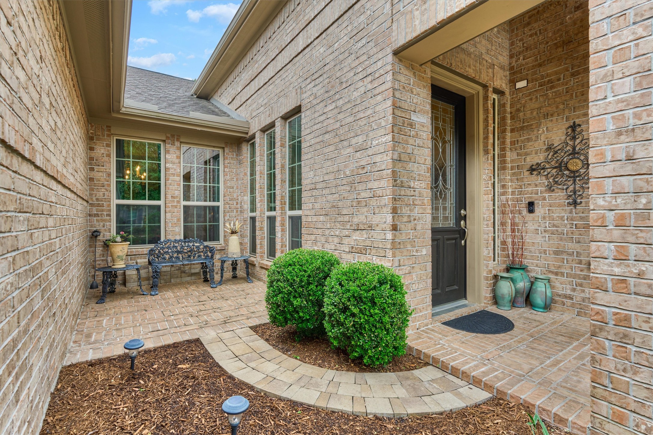 Charming courtyard - ideal for morning coffee or pure aesthetics from all angles! Charming courtyard - ideal for morning coffee or pure aesthetics from all angles!