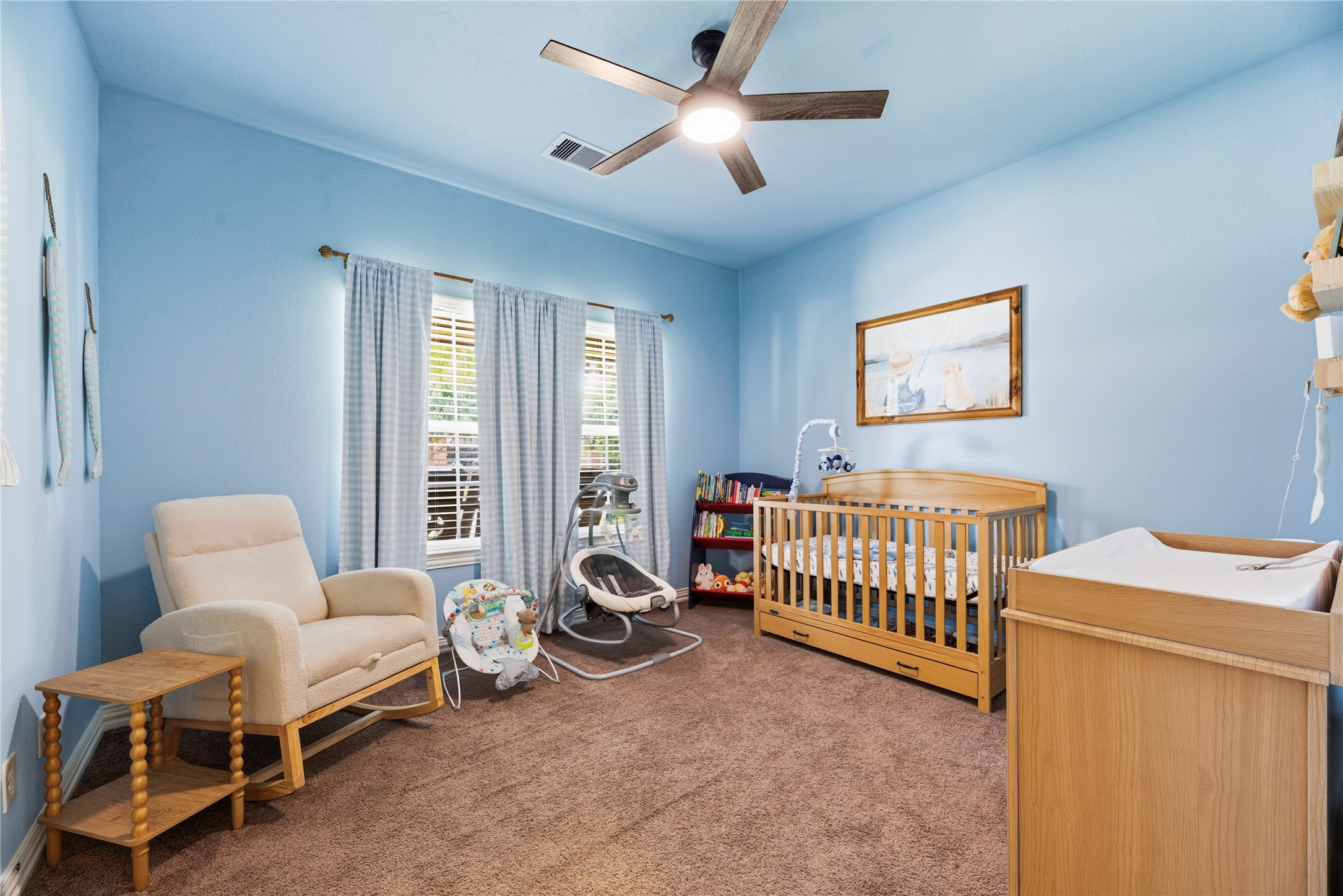 Secondary bedroom.