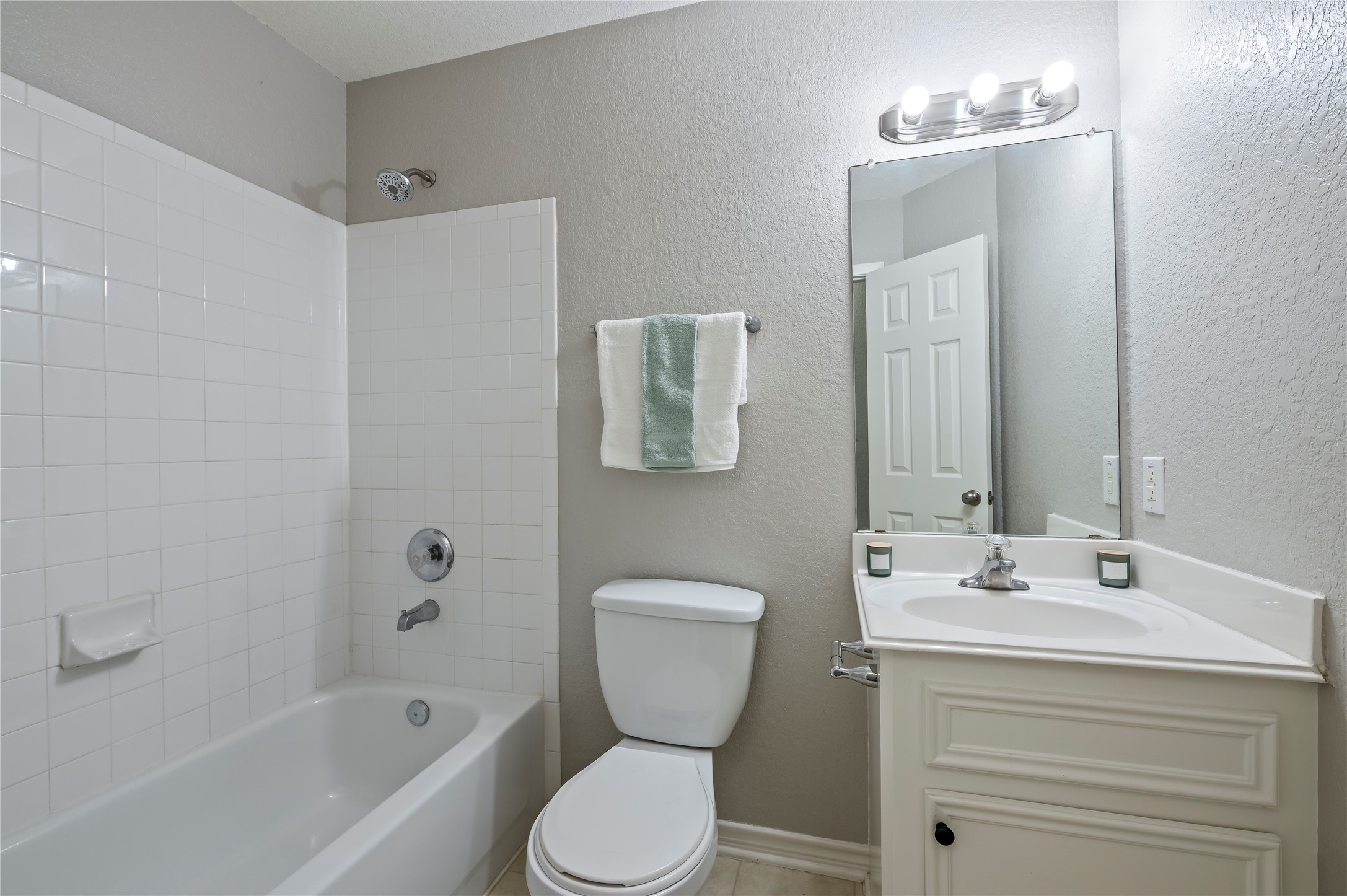 2nd full bathroom shower/tub combo.