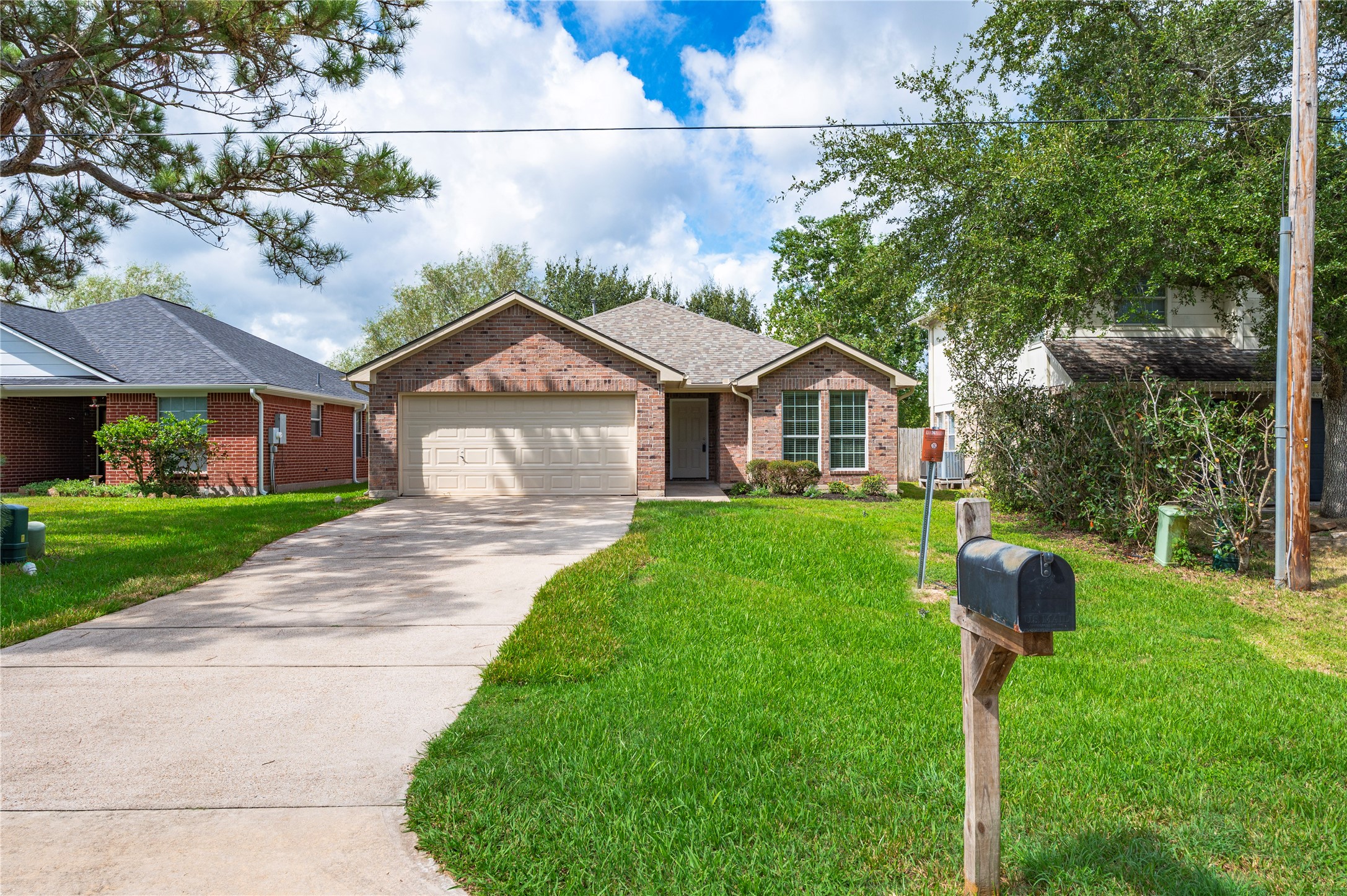 Charming 3 bedroom 2 bath home located on quiet Country Club Drive.