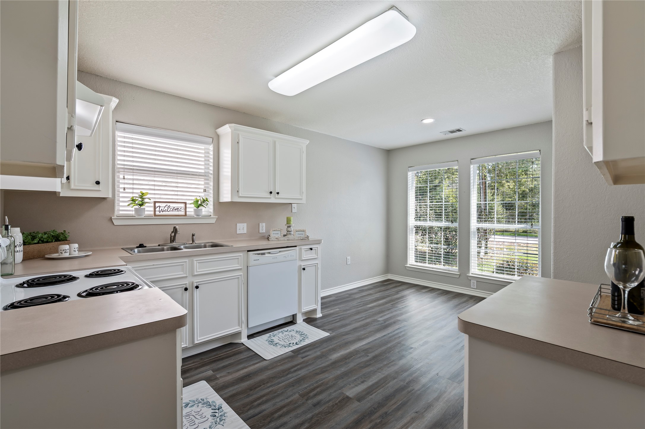 Beautiful and spacious kitchen and breafkfast area.
