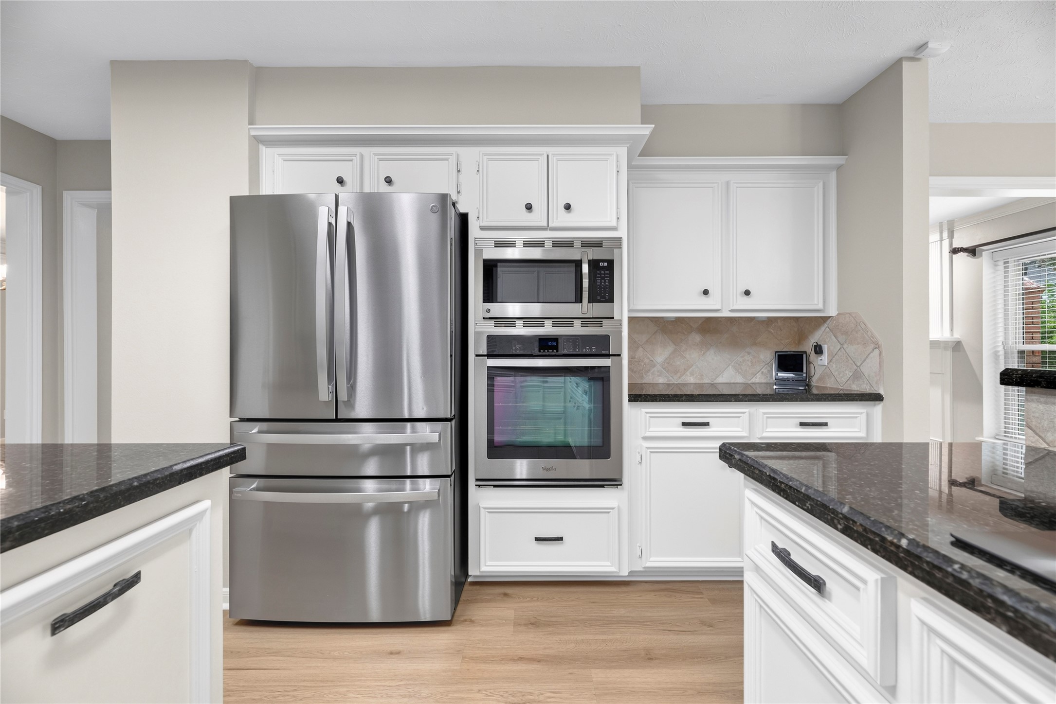 From quick weeknight dinners to weekend hosting, this kitchen has you covered with an open layout, bar seating at the breakfast area and easy access to both casual and formal dining areas. As an added bonus, the refrigerator stays!