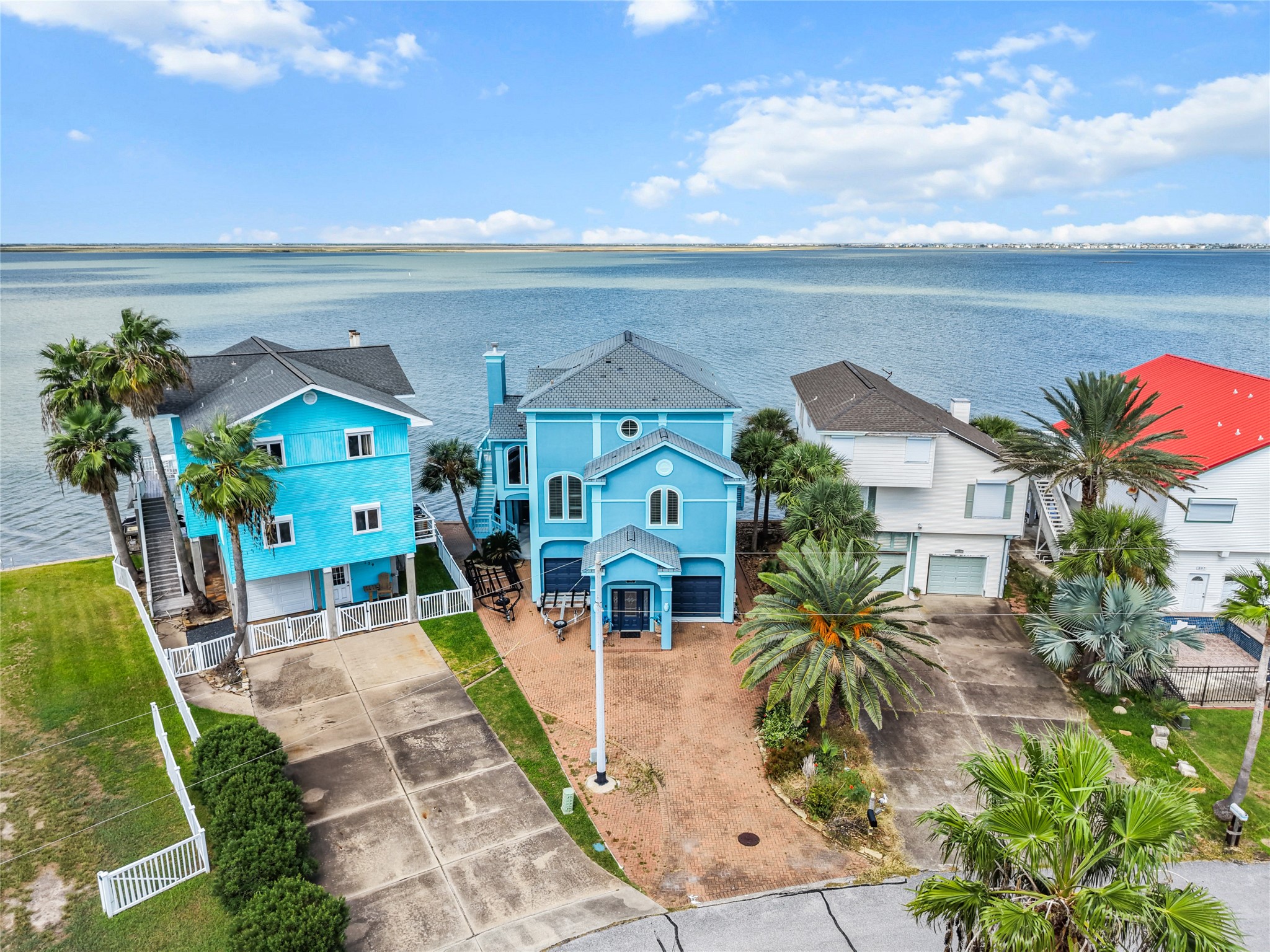 143 Isles End Road, Tiki Island, TX 77554