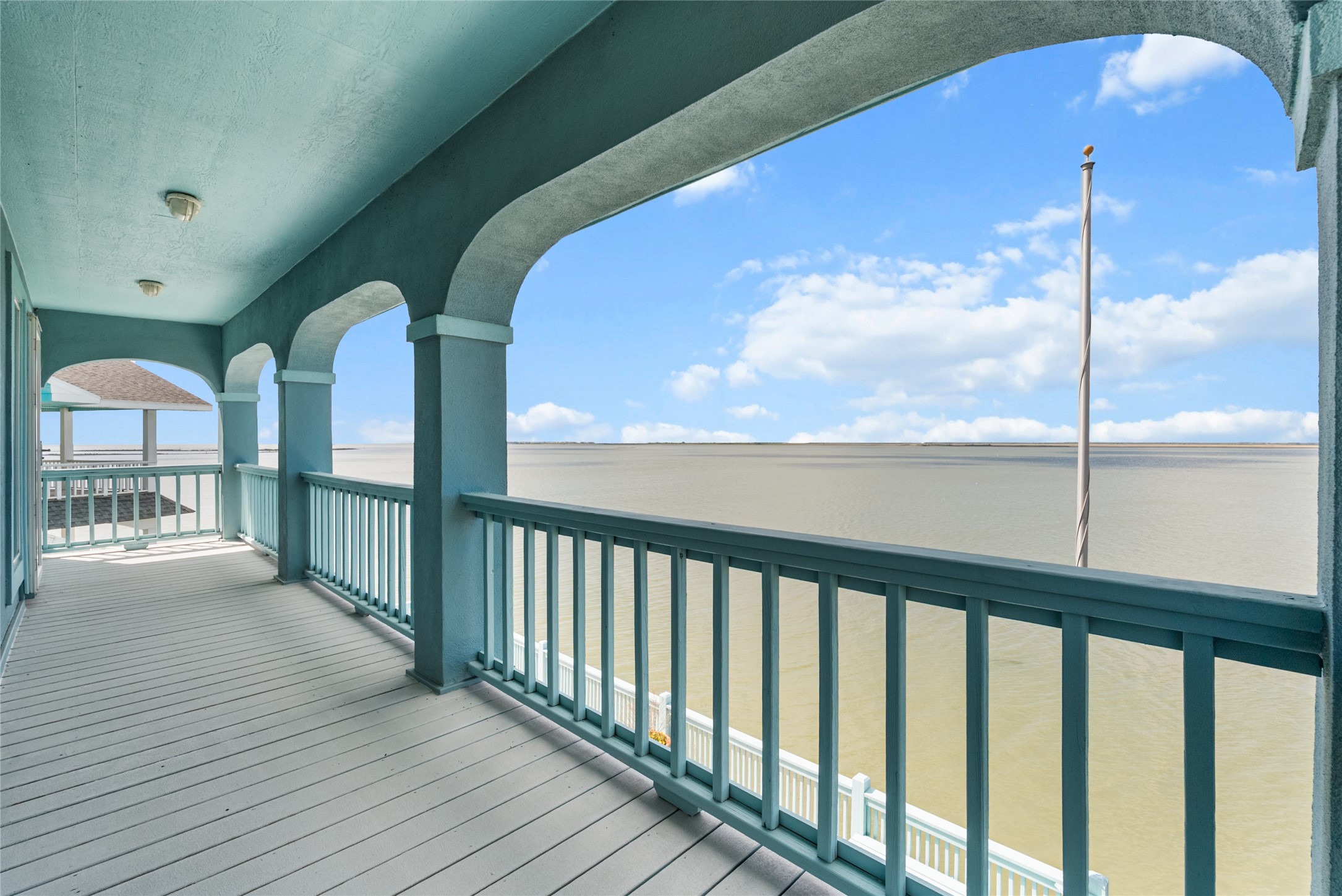 143 Isles End Road, Tiki Island, TX 77554