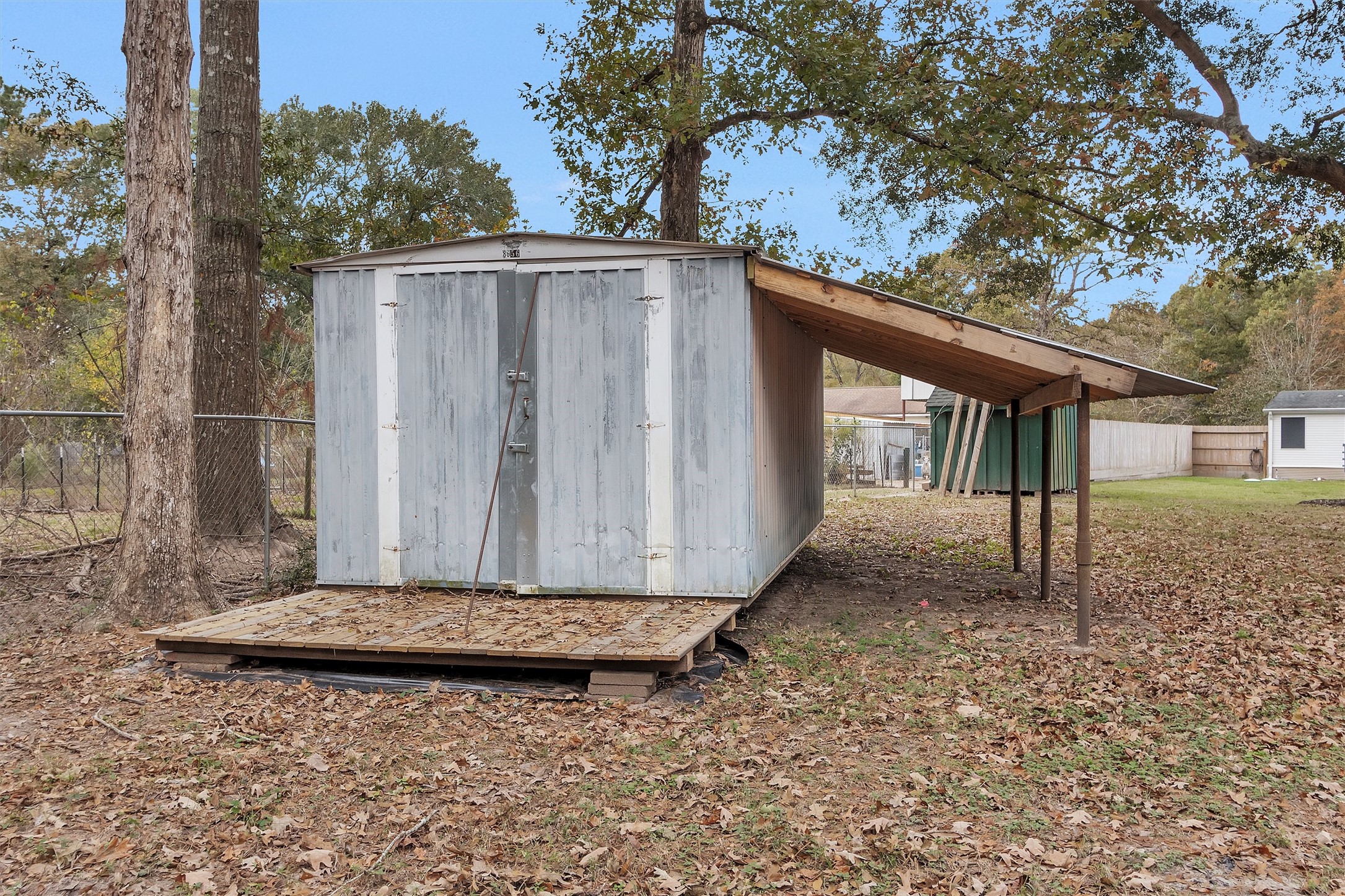 Extra shed with lean-to