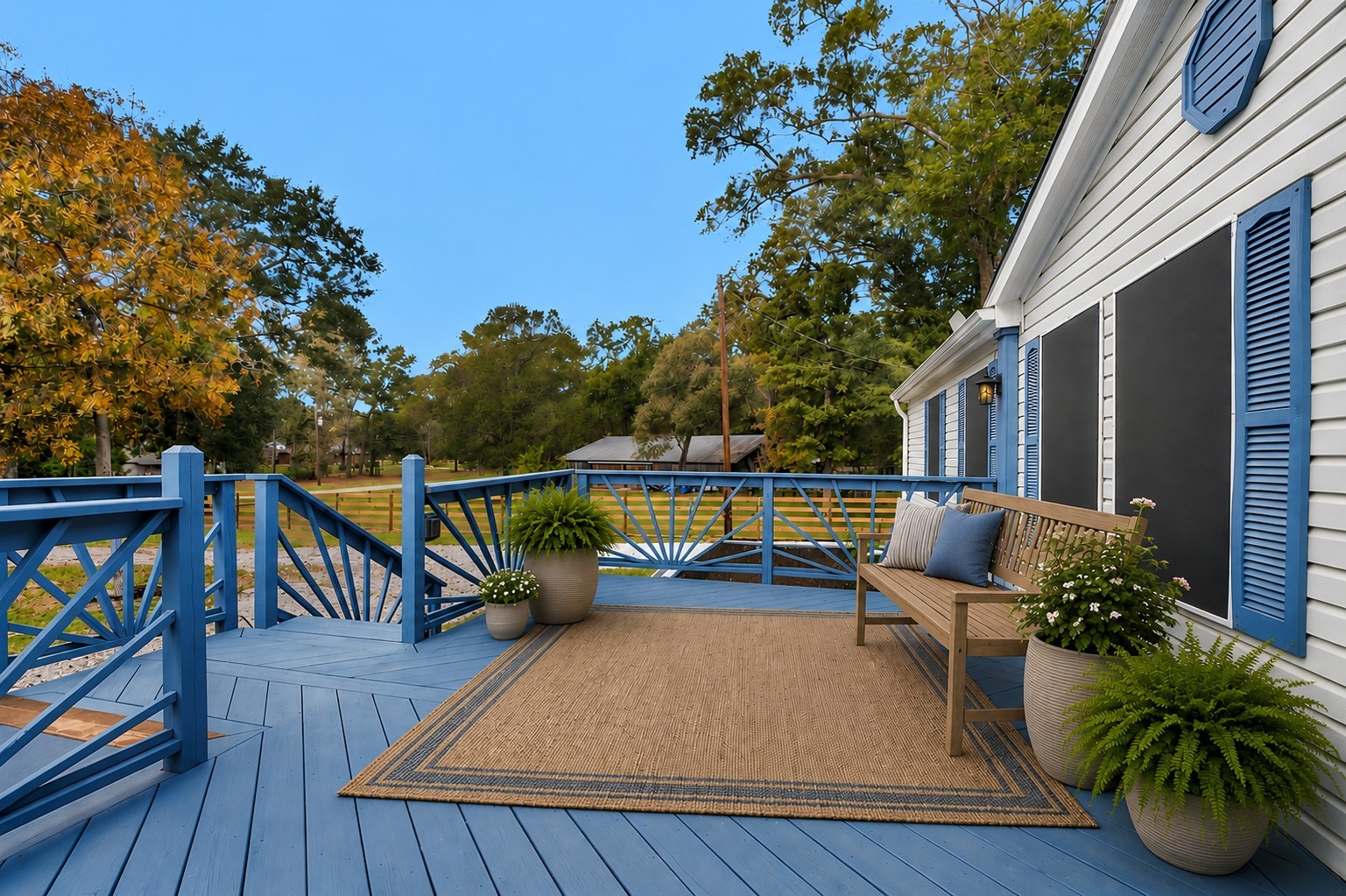 Large front porch perfect for hosting/relaxing