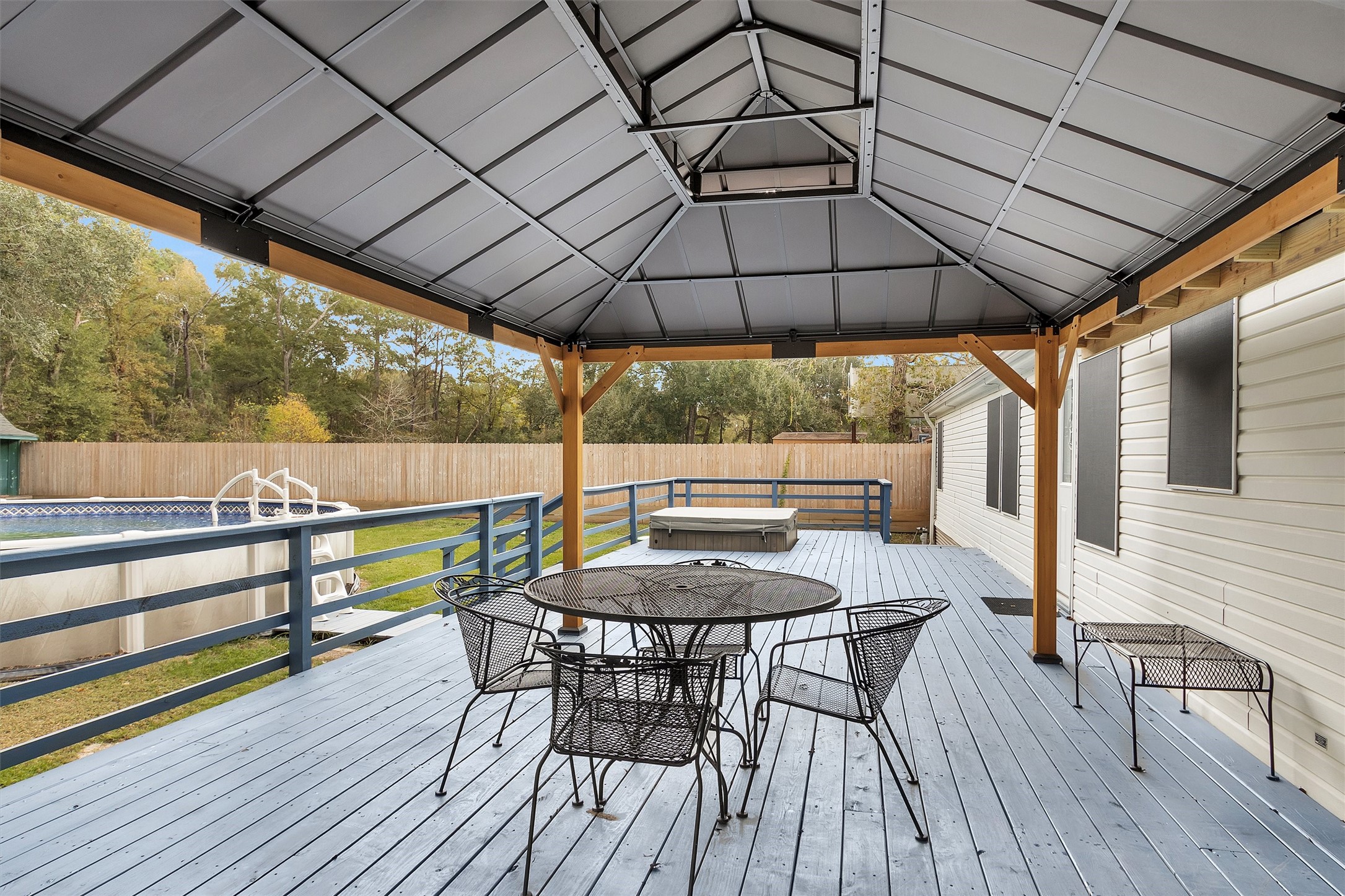 Large back deck w/ new pergola
