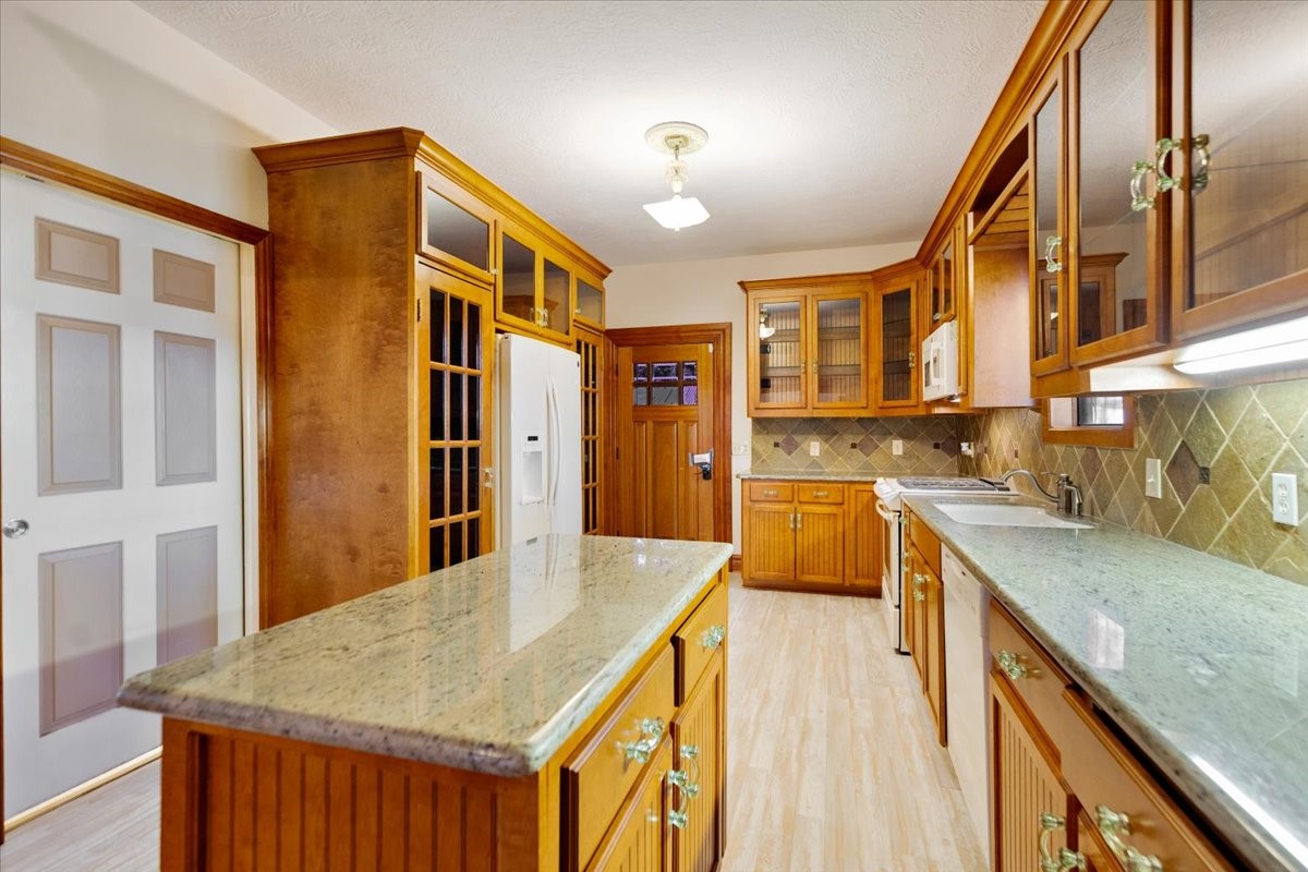 816 W Adoue Street, Alvin, TX 77511