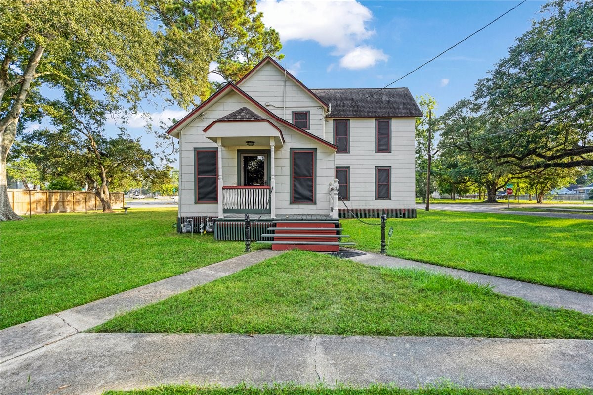 816 W Adoue Street, Alvin, TX 77511