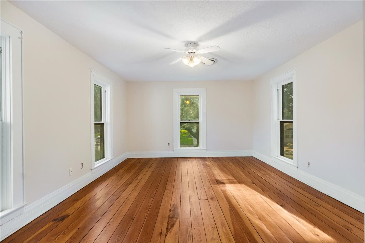 816 W Adoue Street, Alvin, TX 77511