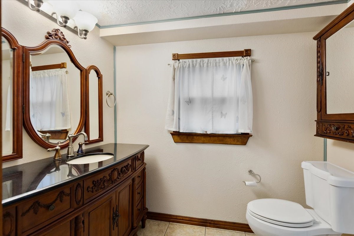 816 W Adoue Street, Alvin, TX 77511