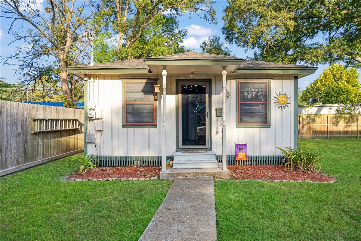 816 W Adoue Street, Alvin, TX 77511