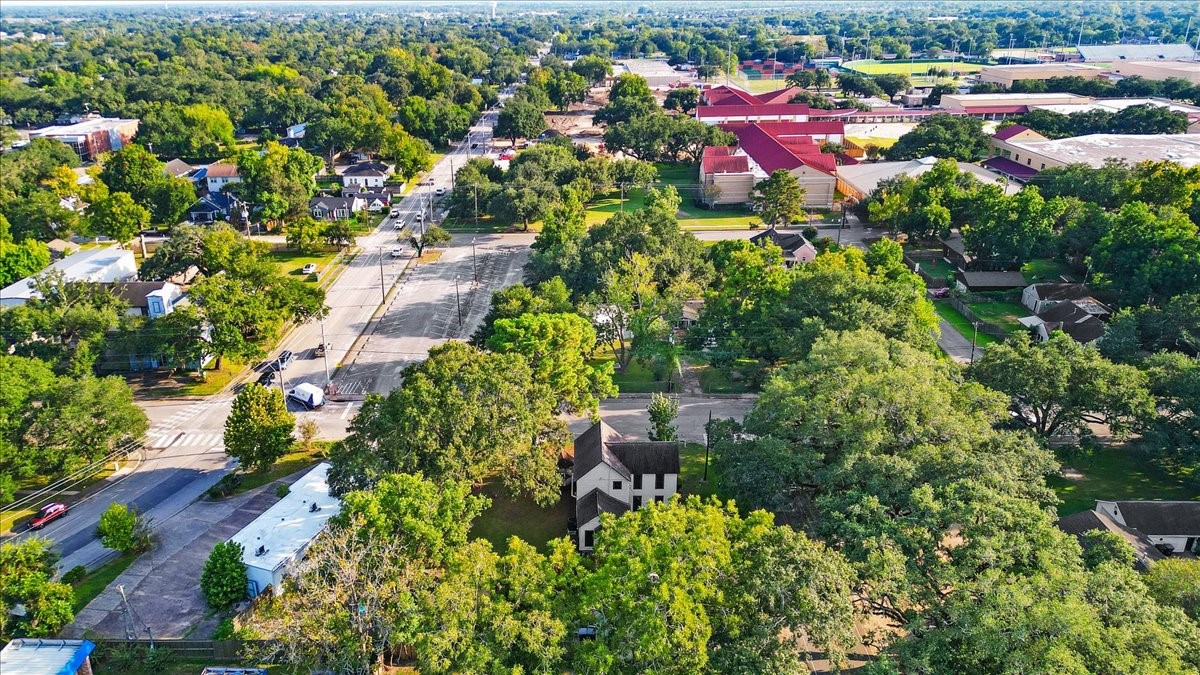 816 W Adoue Street, Alvin, TX 77511