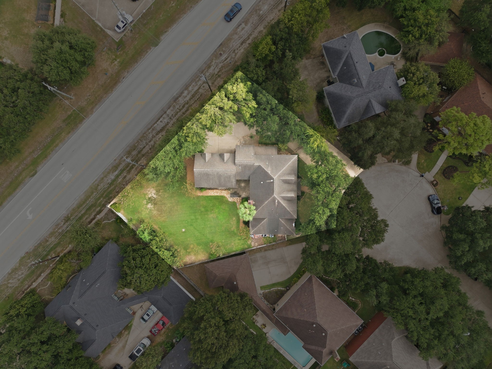 Large cul-de-sac lot in highly sought after Hearthstone Golf Community. Convenient access to Highway 6 and US-290 keeps shopping, dining, and the Energy Corridor within easy reach.