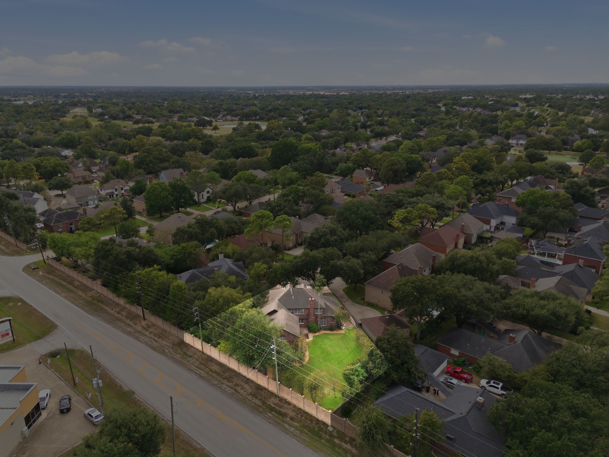 Large cul-de-sac lot in highly sought after Hearthstone Golf Community. Convenient access to Highway 6 and US-290 keeps shopping, dining, and the Energy Corridor within easy reach.