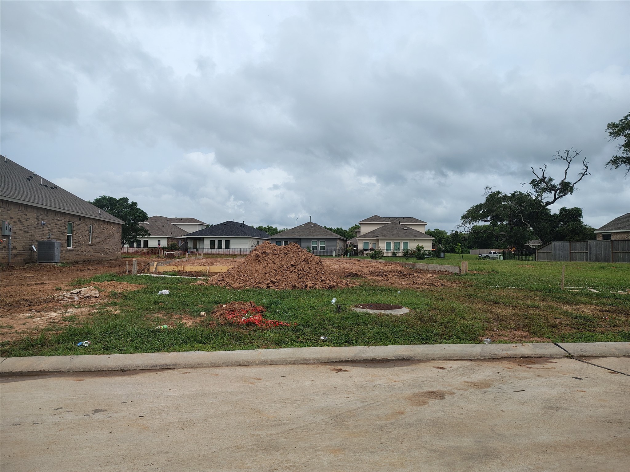 123 Water Grass Trail, Clute, TX 77531