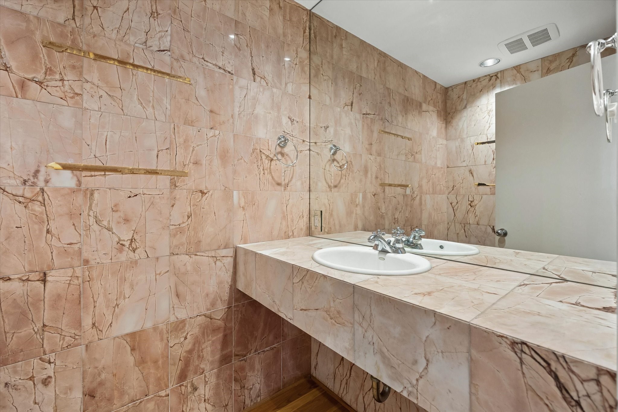 THE BEAUTIFUL POWDER ROOM IN THE LIVING AND DINING AREA... SO ELEGANT.