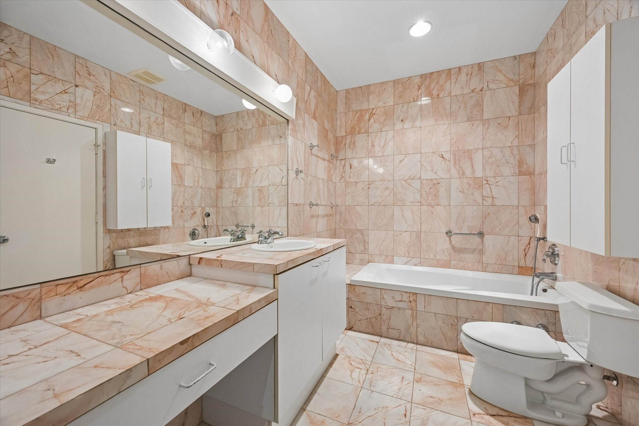 BEAUTIFUL AND ELEGANT, WITH ALL THE LIGHTING AND FIXTURES NEEDED TO START YOUR DAY.