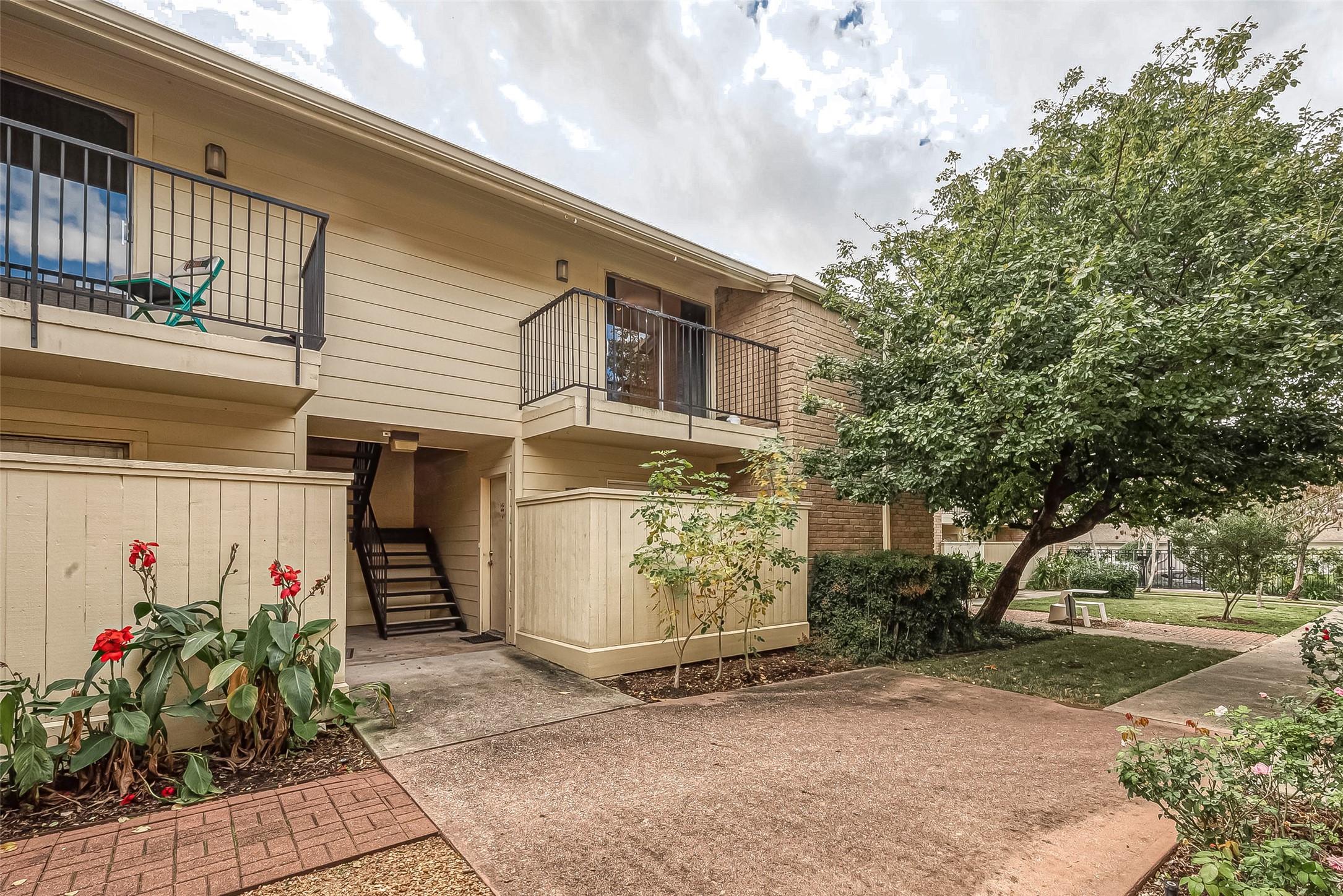 Welcome to 3131 Cummins! Unit #54 is located on the 2nd floor of this GATED Greenway Plaza community. Follow the landscaped courtyard to the staircase leading to the condo. Notice the private balcony overlooking the courtyardperfect for stepping outside with your morning coffee or relaxing at the end of the day. ALL BILLS PAID INCLUDING BASIC CABLE! Welcome to 3131 Cummins! Unit #54 is located on the 2nd floor of this GATED Greenway Plaza community. Follow the landscaped courtyard to the staircase leading to the condo. Notice the private balcony overlooking the courtyardperfect for stepping outside with your morning coffee or relaxing at the end of the day. ALL BILLS PAID INCLUDING BASIC CABLE!