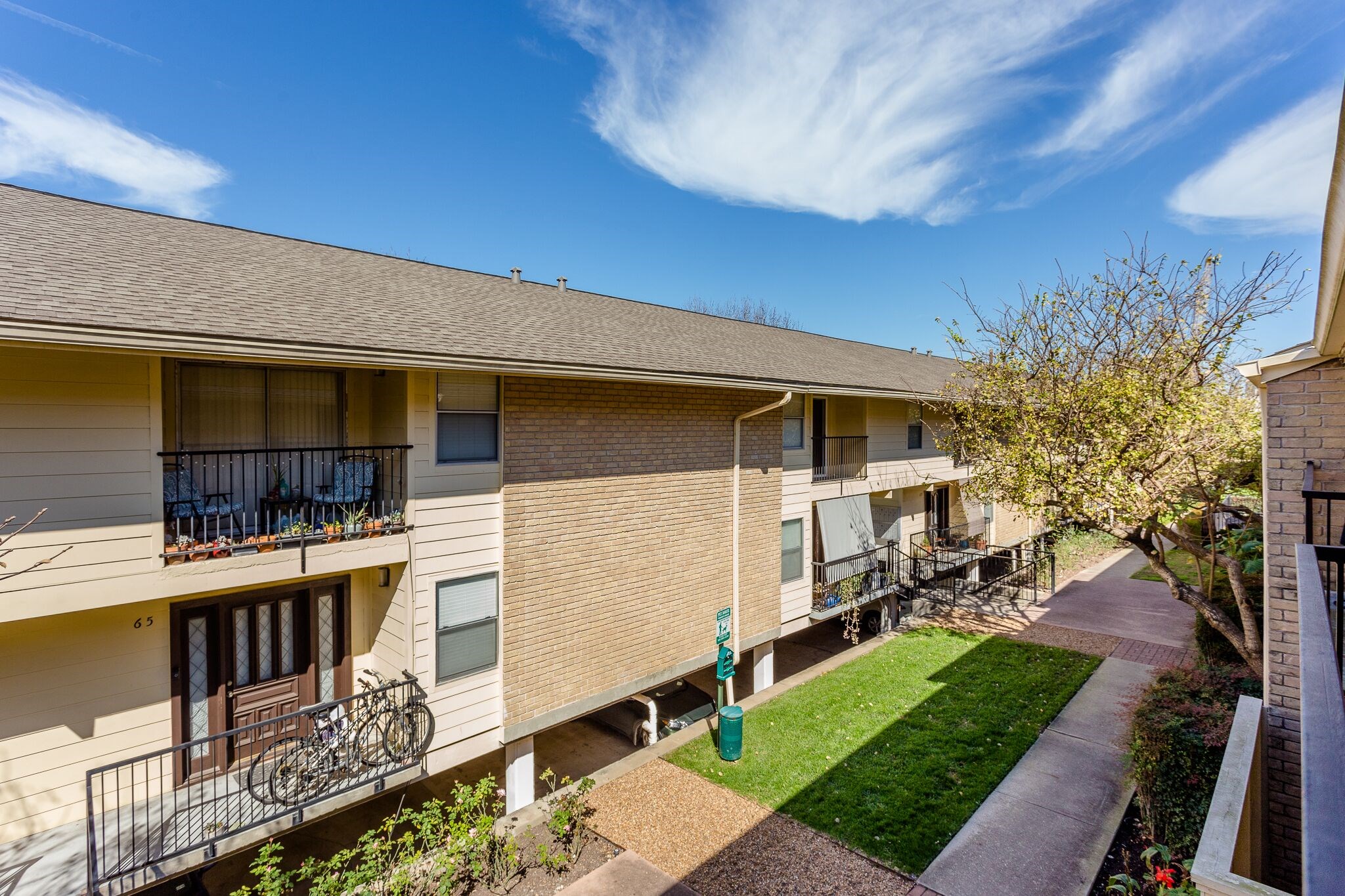 Take in the view from Unit #54! The 2nd-floor balcony overlooks the landscaped courtyard below and offers a peaceful setting tucked away from the hustle & bustle of the city. One of the things you'll appreciate about 3131 Cummins is just how remarkably quiet this community is.