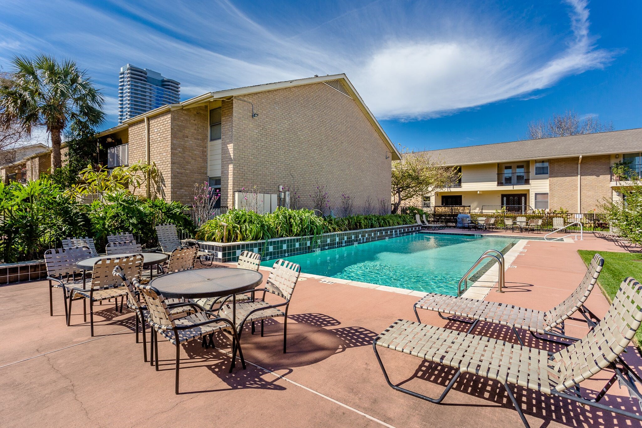 Ready for a little pool time? 3131 Cummins offers a sparkling community swimming pool with plenty of tables & lounge chairs for relaxing poolside. Barbecue grills are also availableperfect for grilling dinner, visiting with friends, or cooling off on those hot Houston days!