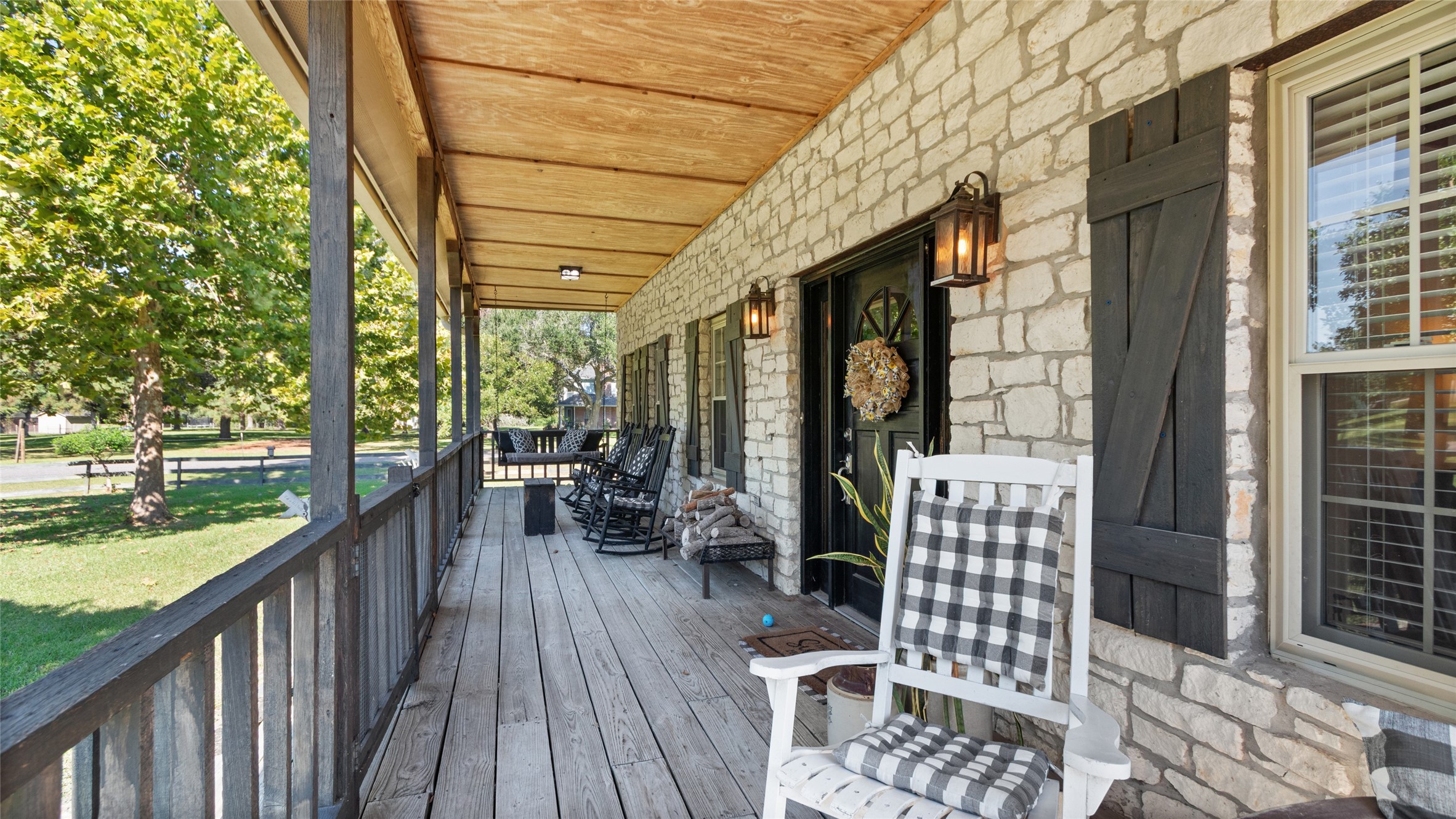 Covered and Fenced Front Porch!