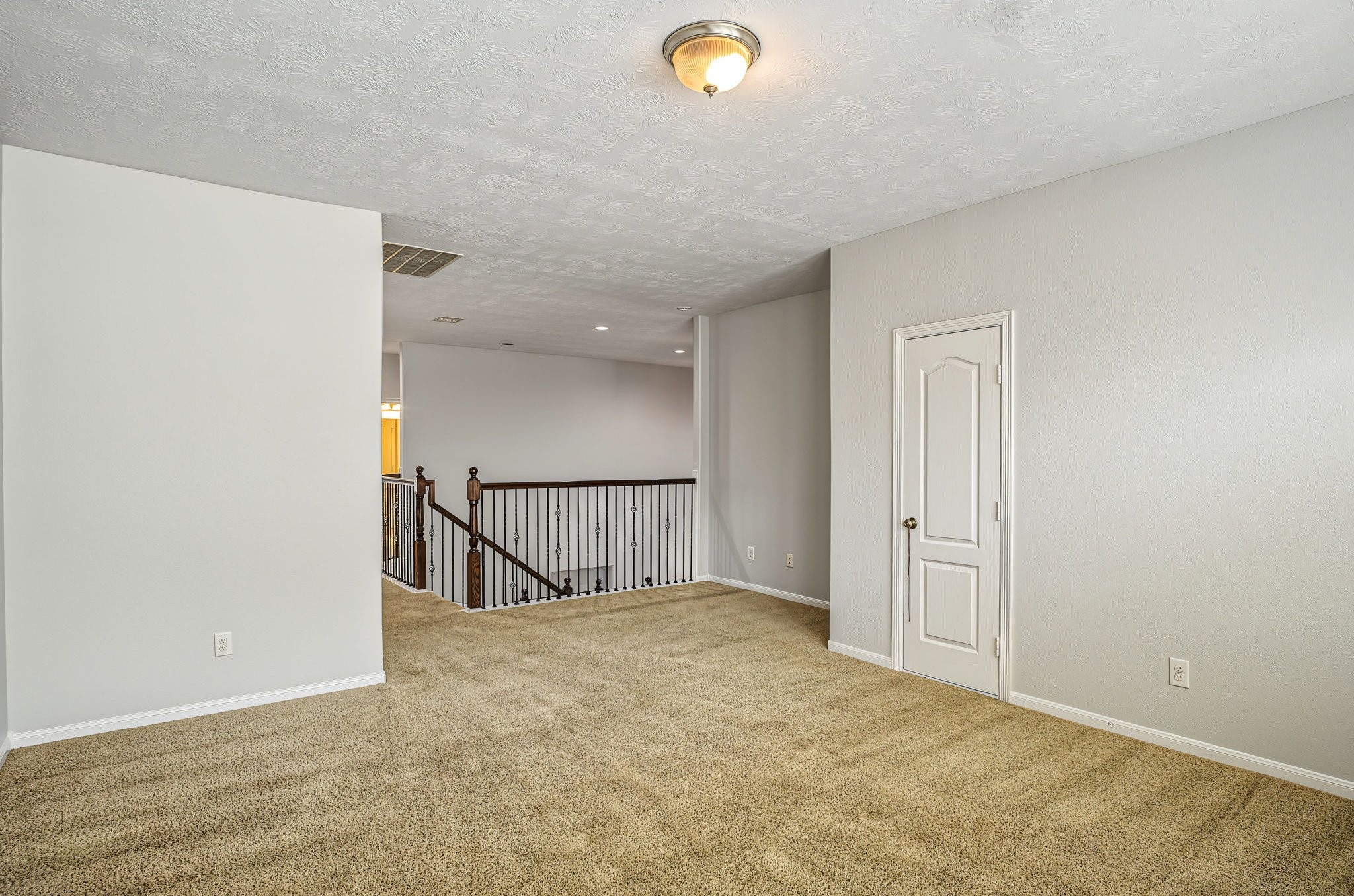 Right at the top of the stairs, the game room and the space next to the railing would be perfect to set up for gaming with 2 screens! (or study desk)