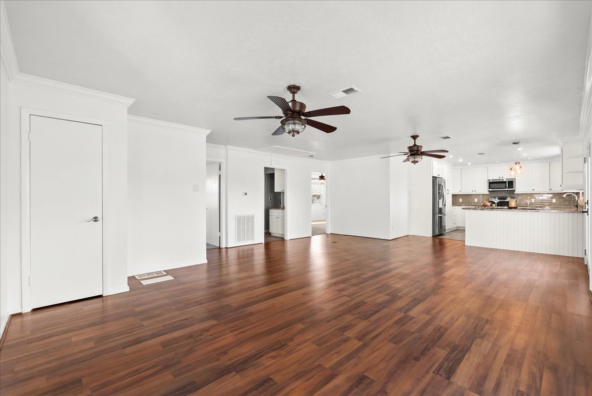 1172 Sailfish Street, Hitchcock, TX 77563