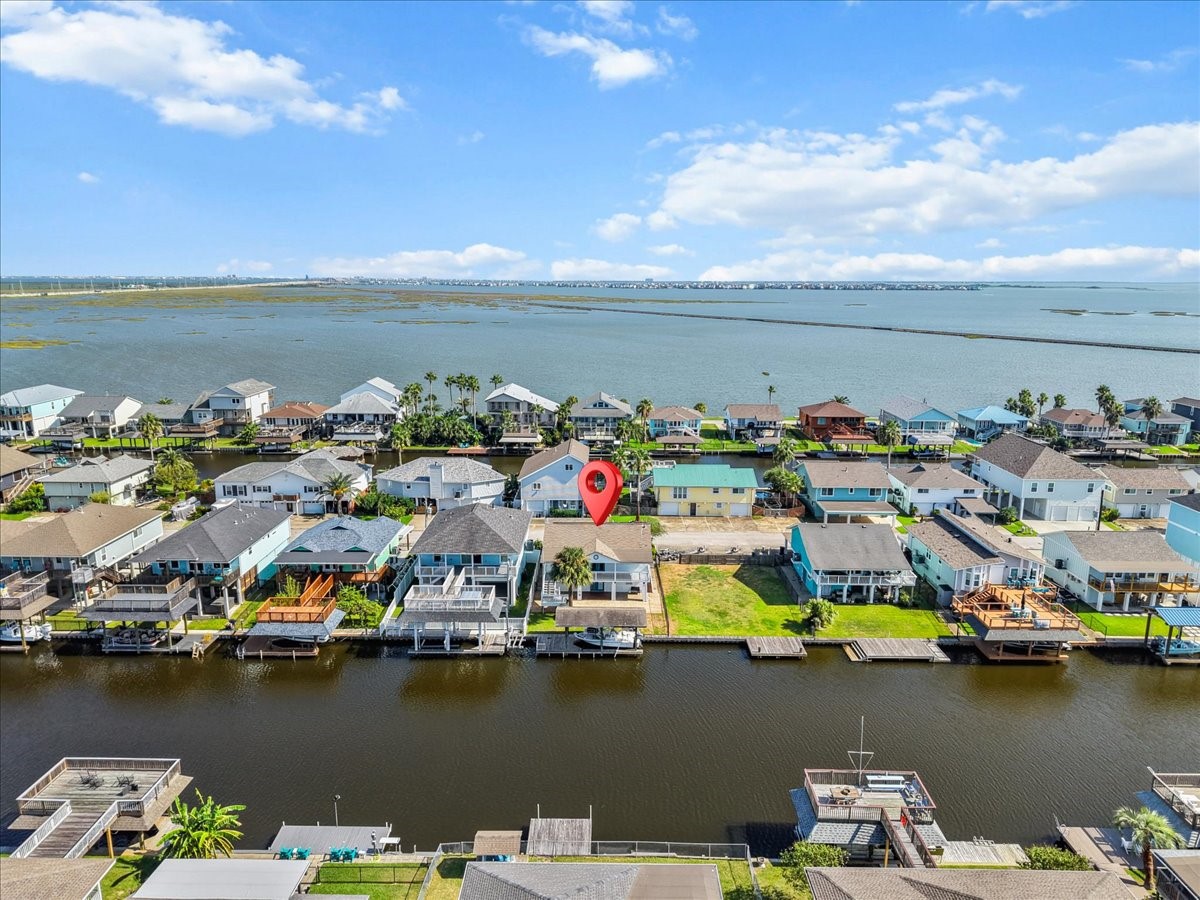 Great location on the canal! Great location on the canal!