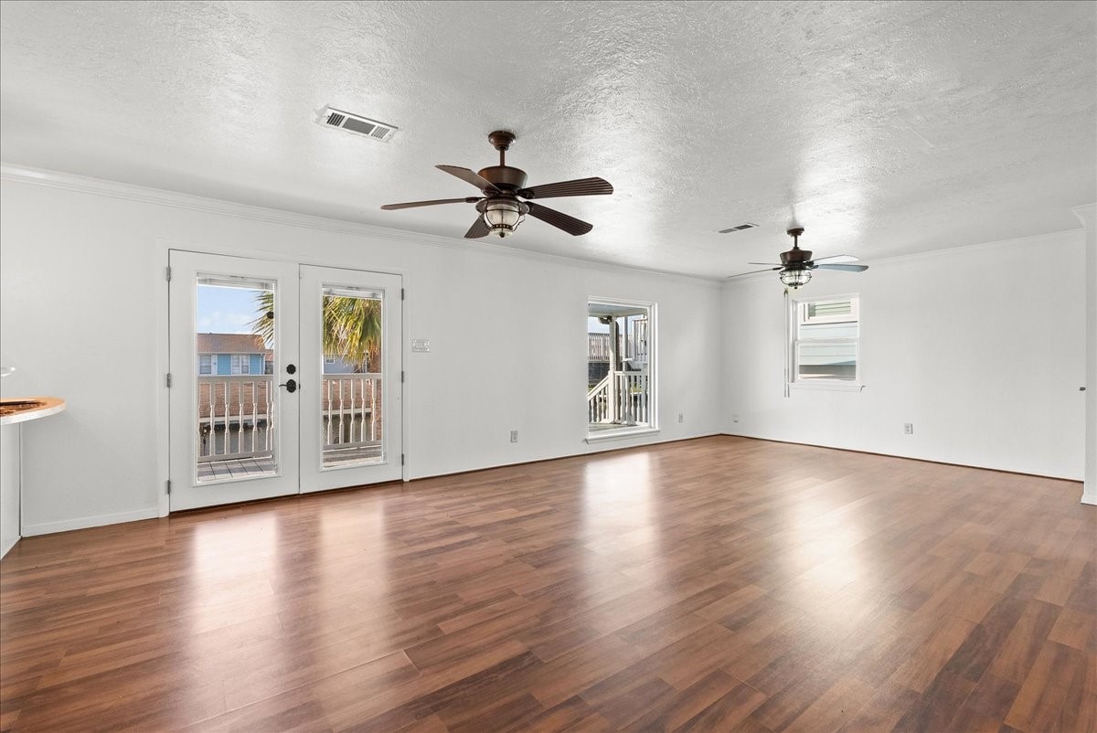 1172 Sailfish Street, Hitchcock, TX 77563