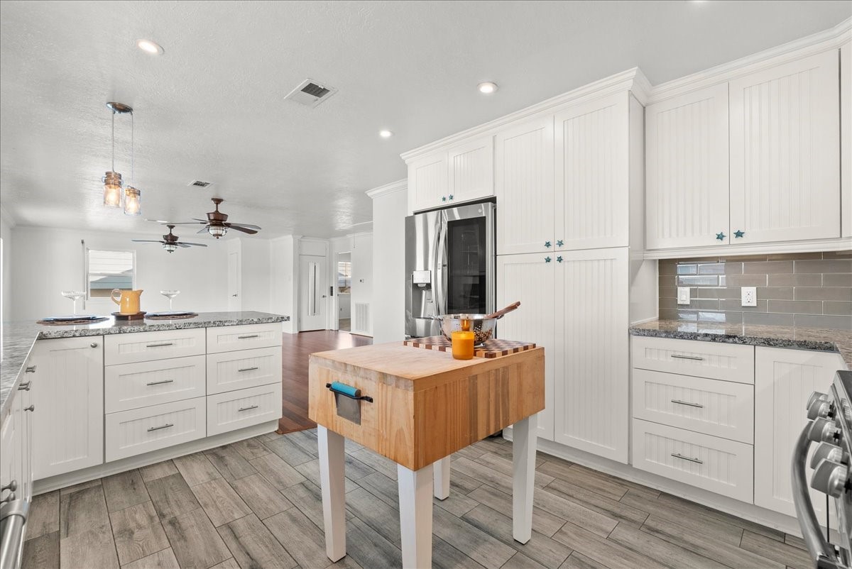 1172 Sailfish Street, Hitchcock, TX 77563