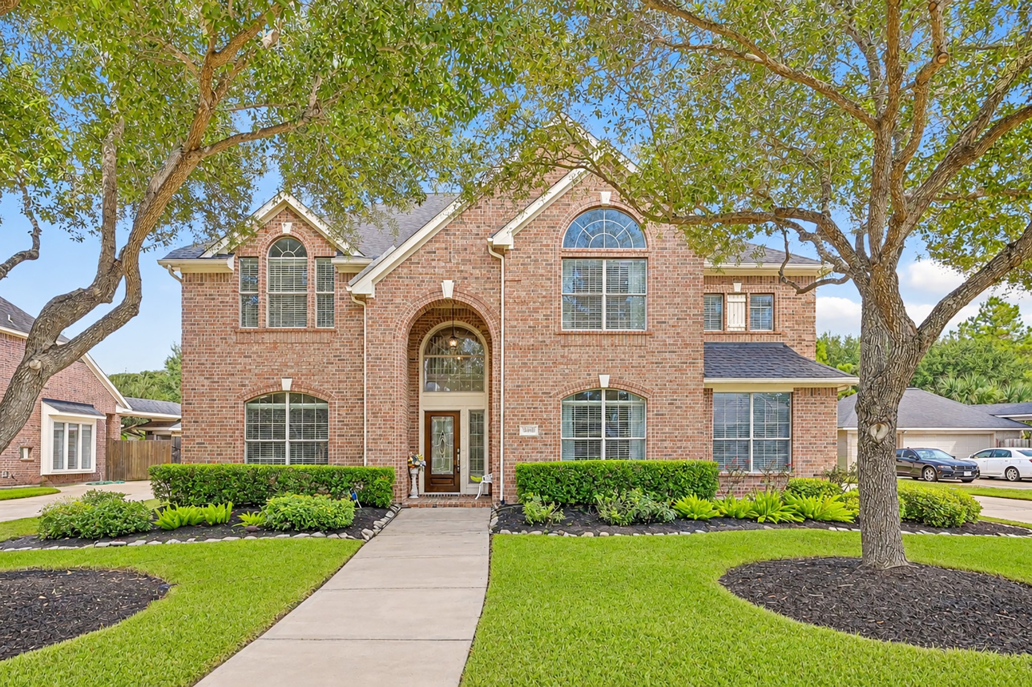 Beautifully maintained curb appeal. Beautifully maintained curb appeal.