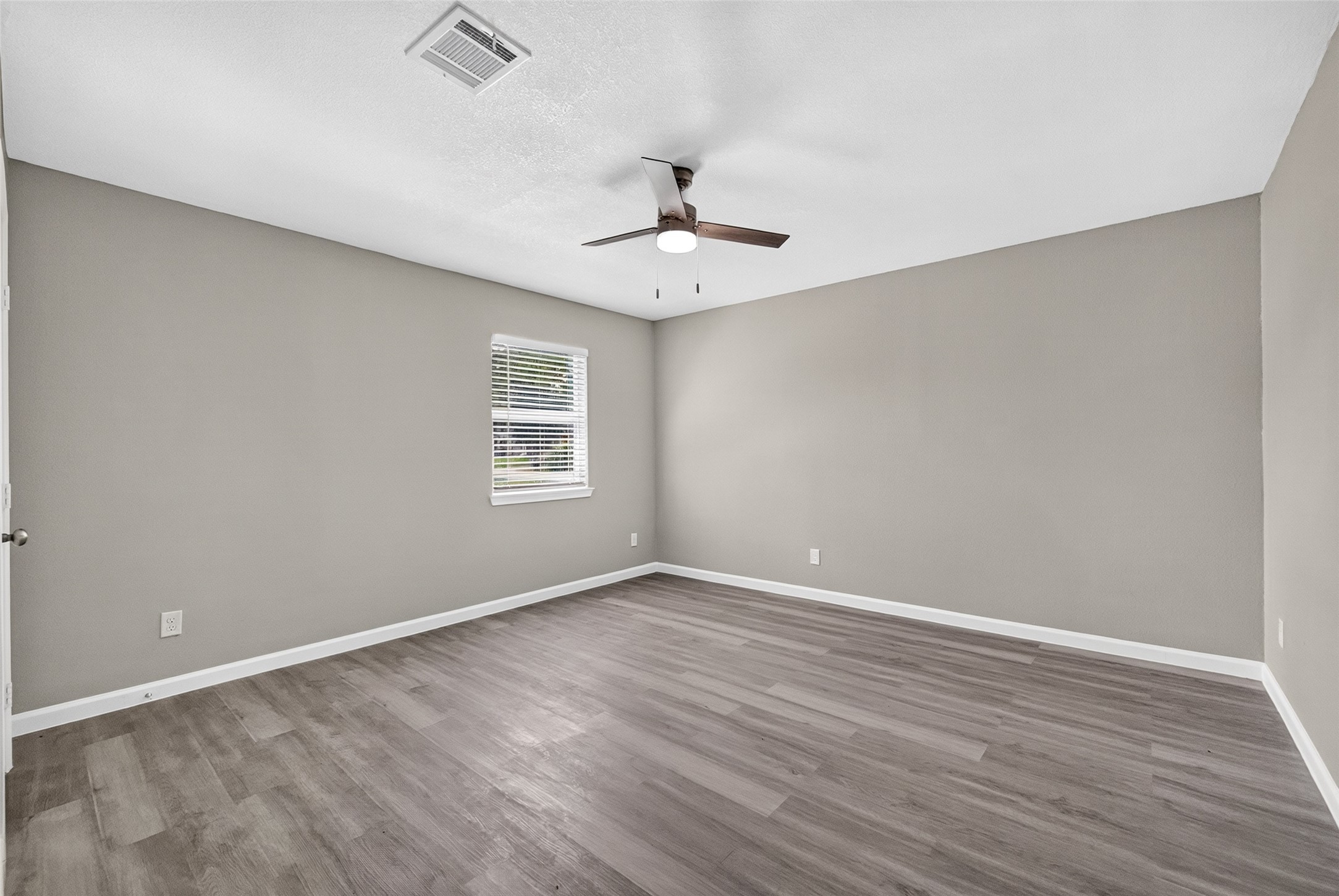 Huge bedroom 3 with ceiling fan