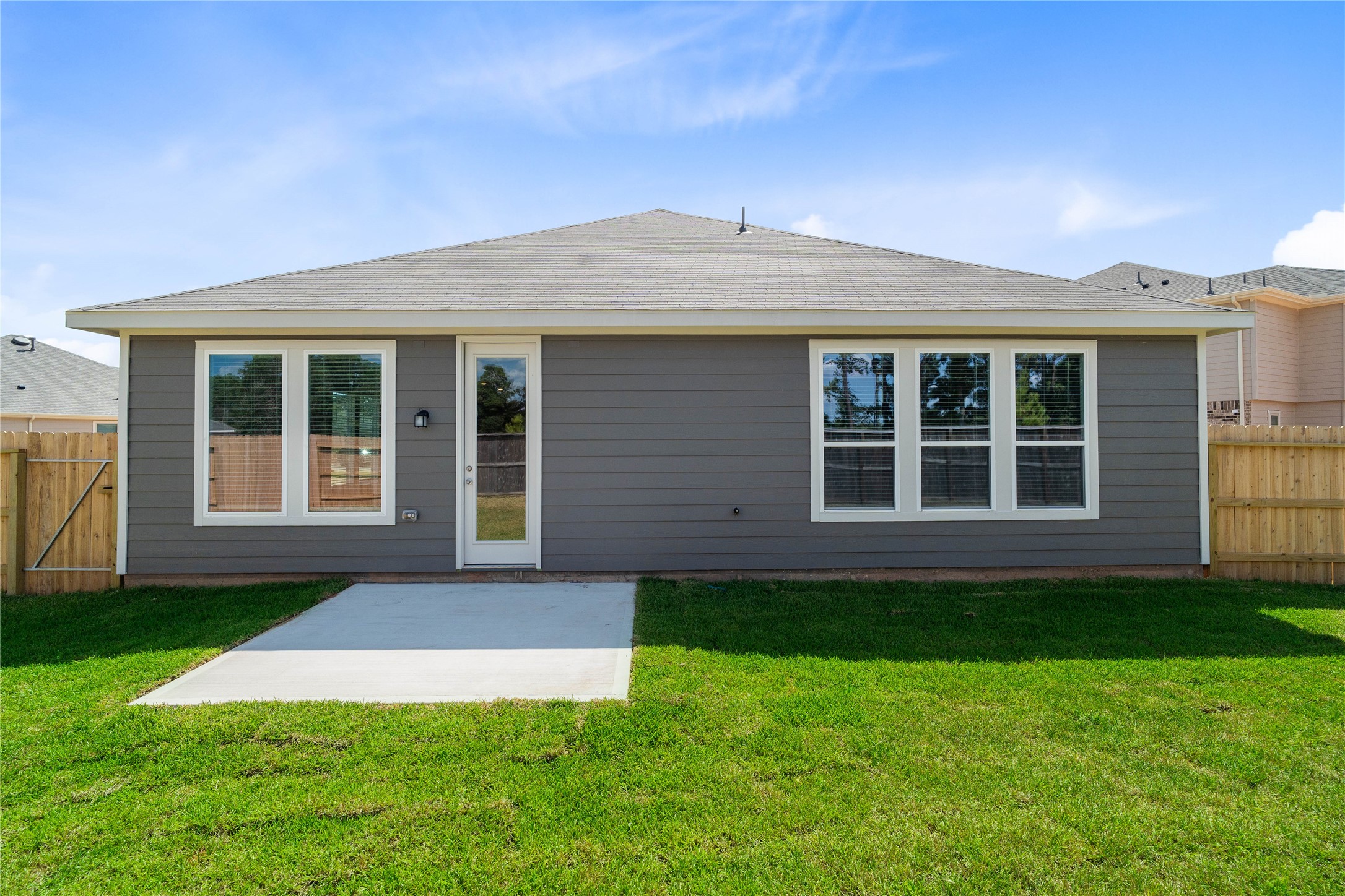 Come explore this expansive backyard featuring a spacious patio slabperfect for outdoor living! There's ample space for kids to play and adults to unwind. Ideal for patio furniture, a BBQ pit, and so much morethe possibilities are endless!